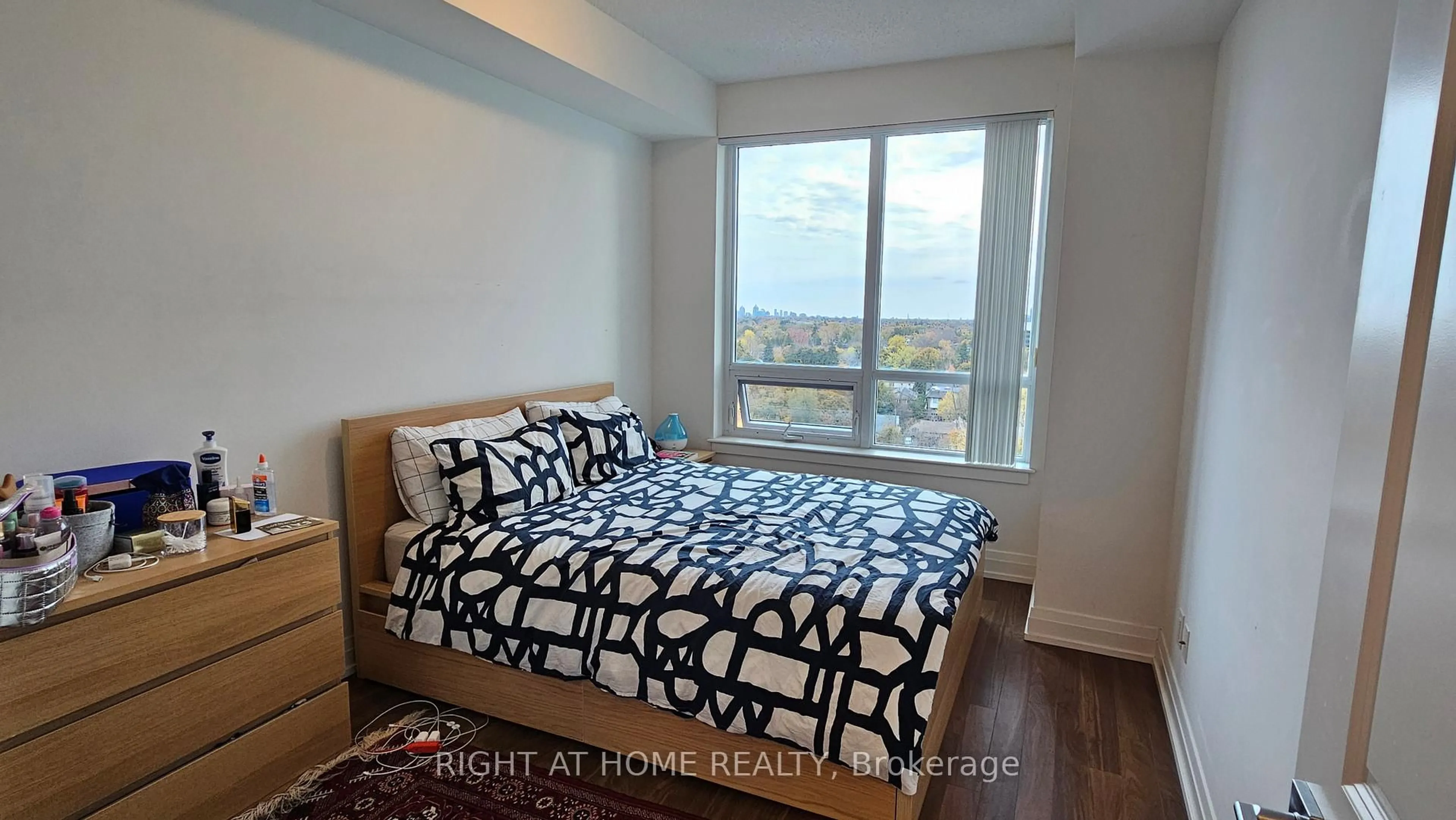 Bedroom with bed, wood/laminate floor for 7167 Yonge St #1007, Markham Ontario L3T 0E1
