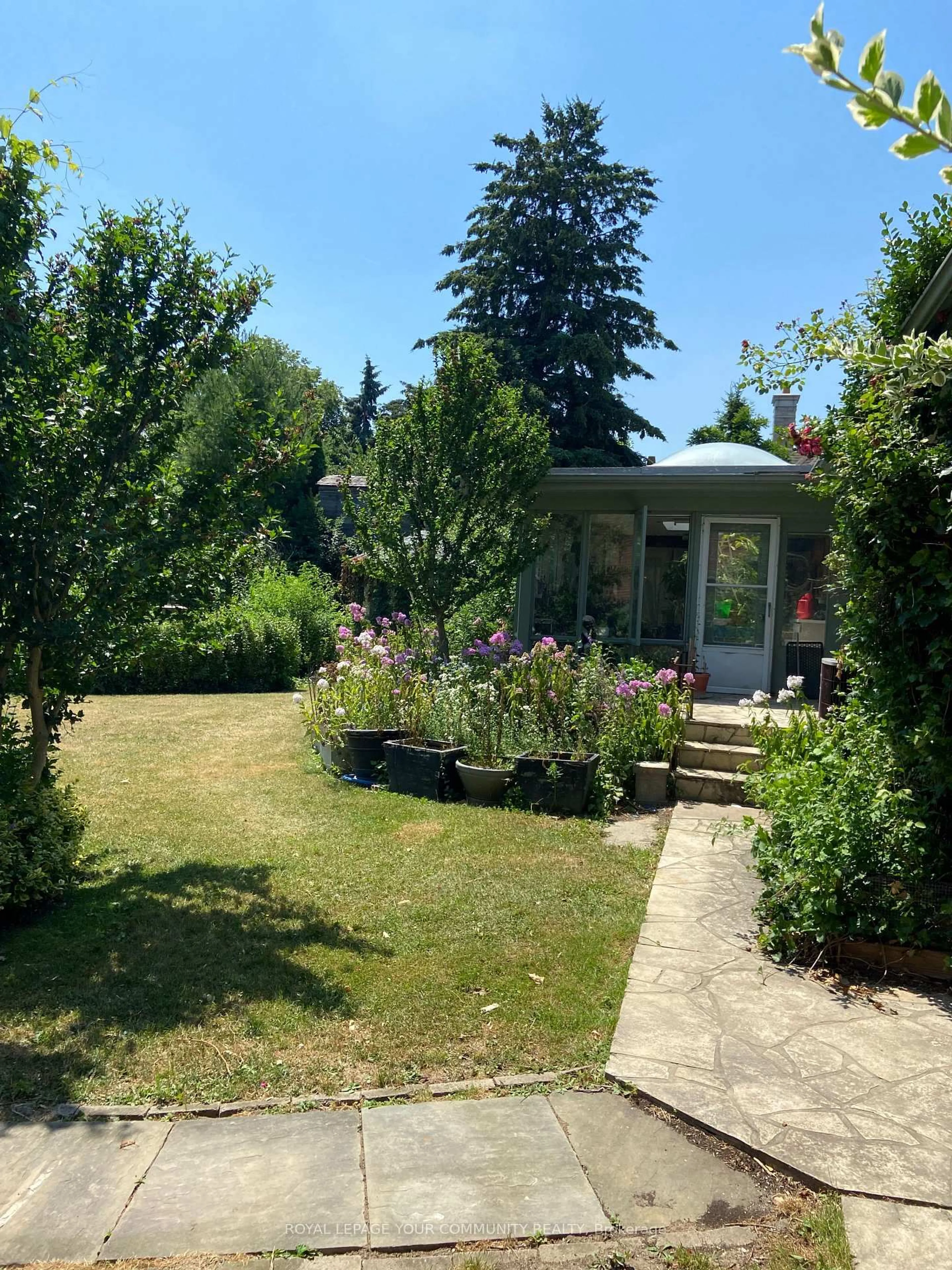 A pic from outside/outdoor area/front of a property/back of a property/a pic from drone, street for 219 Arnold Ave, Vaughan Ontario L4J 1C1