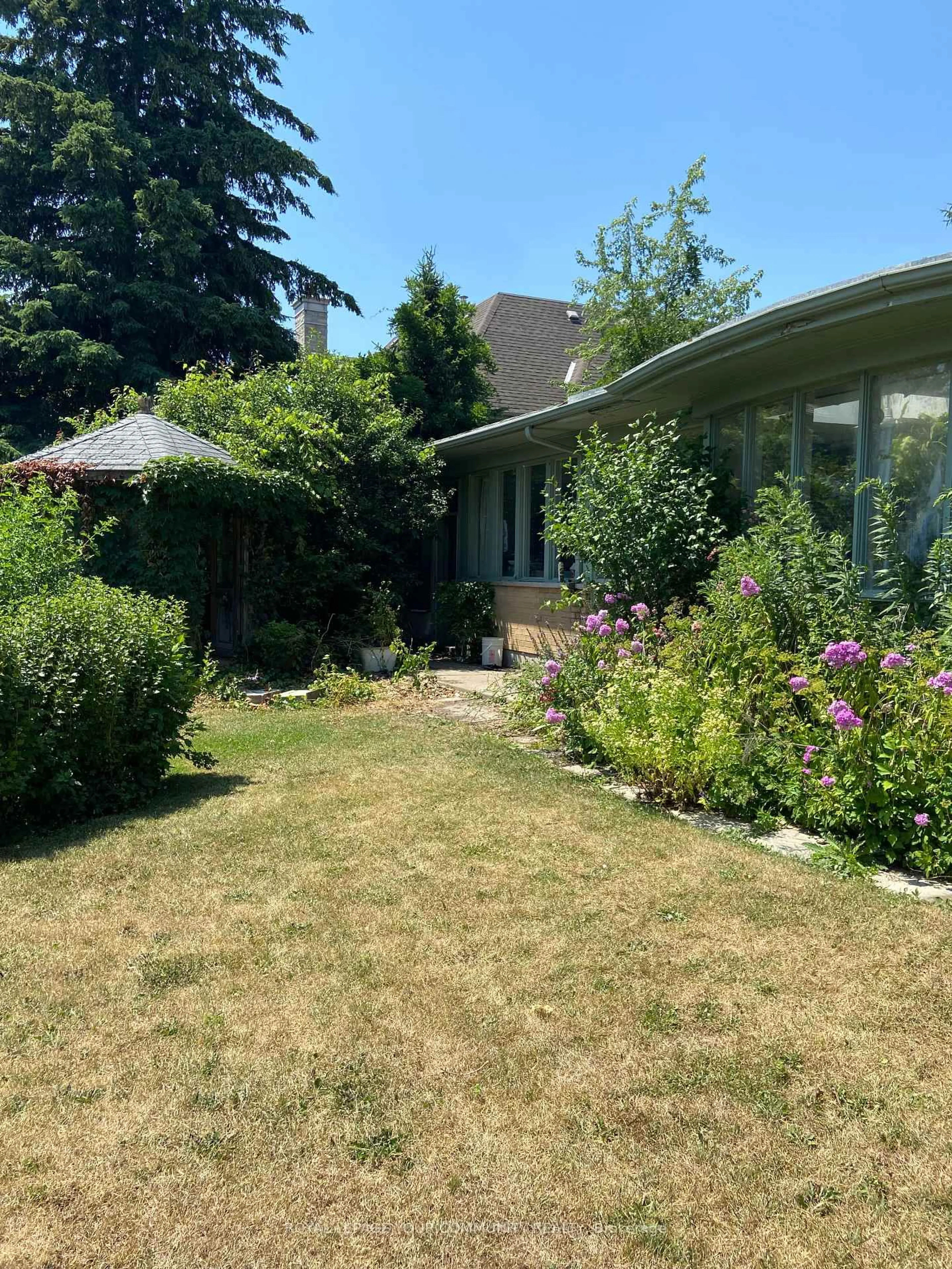 A pic from outside/outdoor area/front of a property/back of a property/a pic from drone, street for 219 Arnold Ave, Vaughan Ontario L4J 1C1