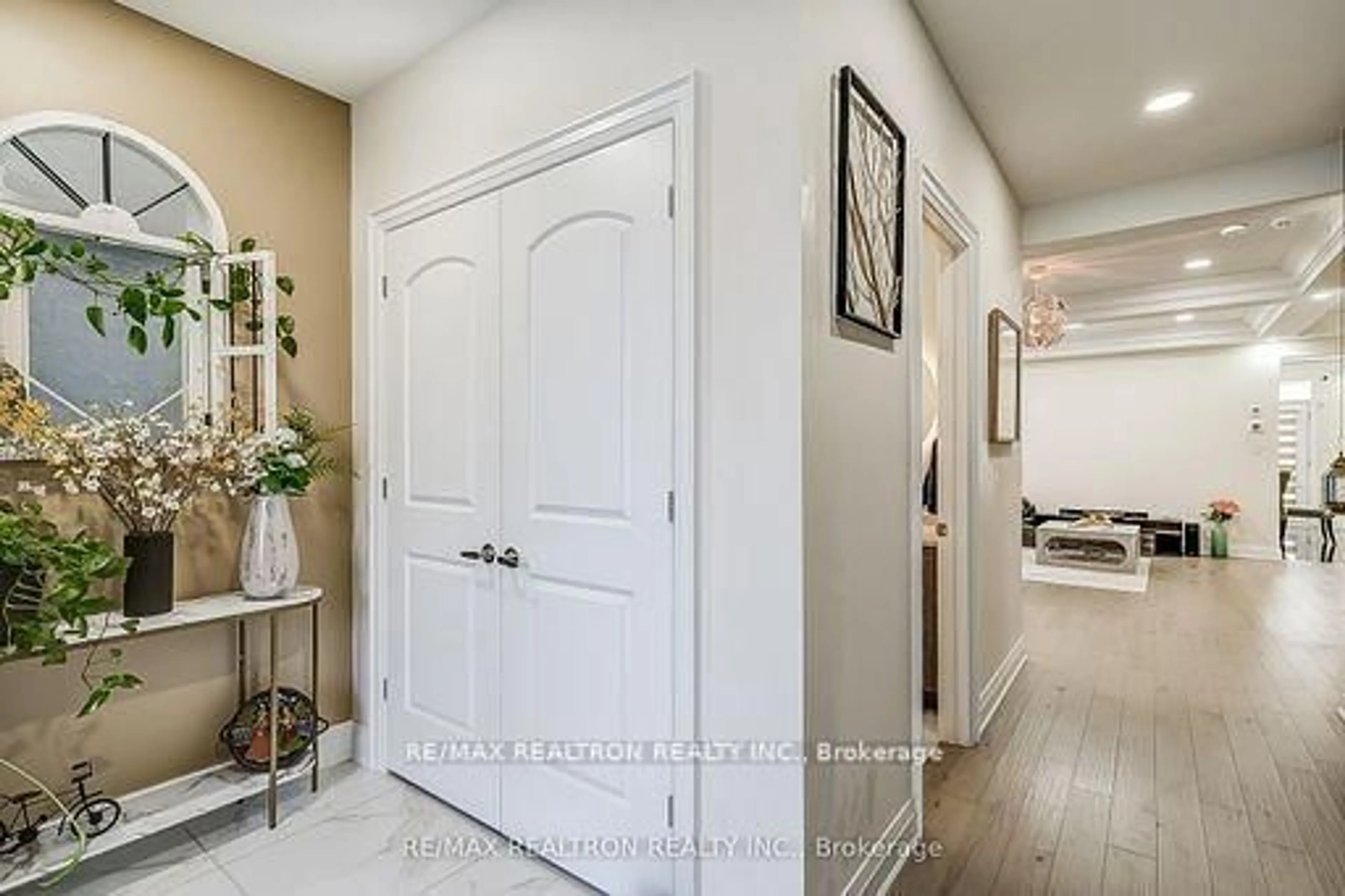 Indoor entryway for 49 Bowline Vista, East Gwillimbury Ontario L9N 0W2