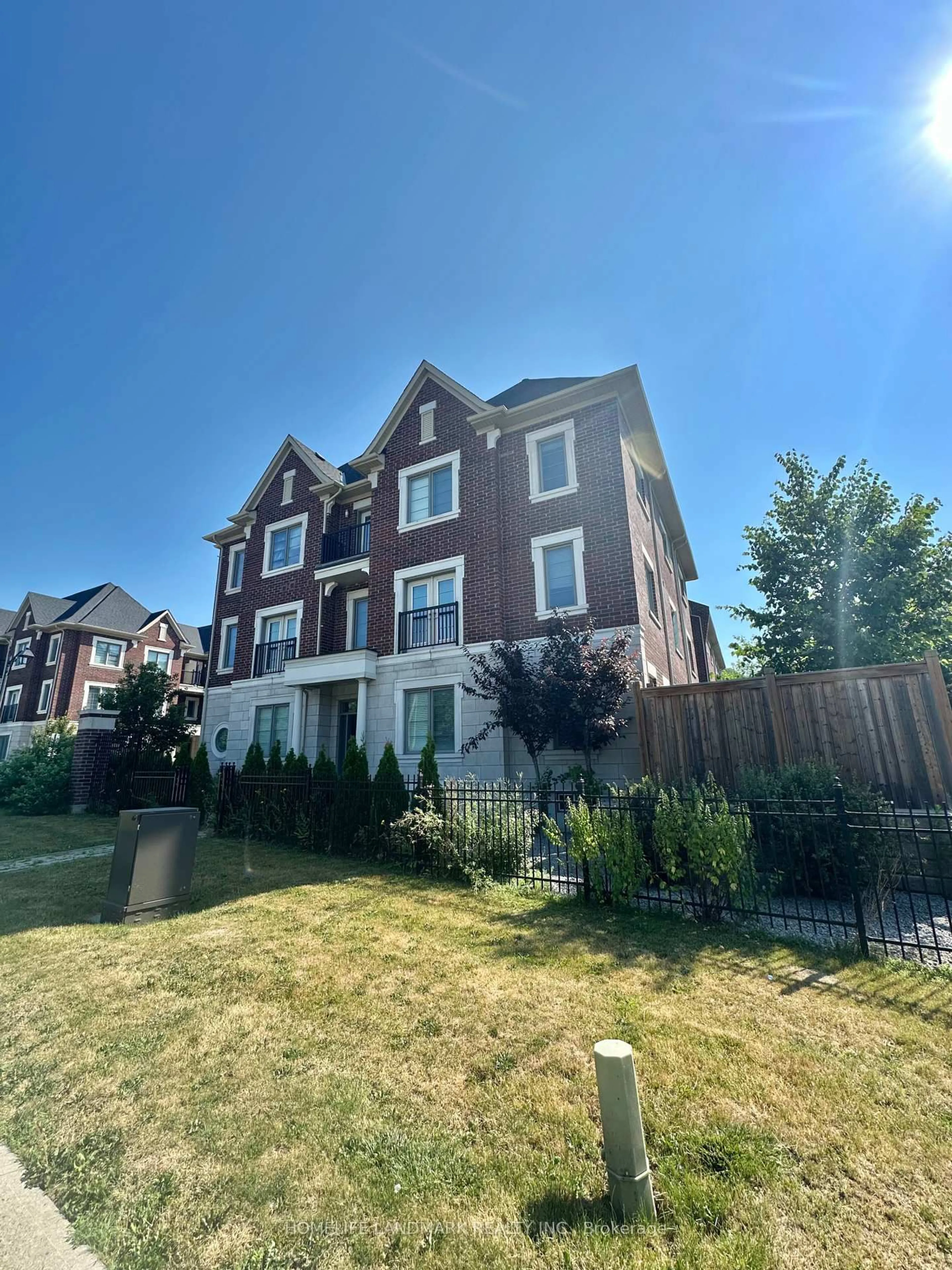 A pic from outside/outdoor area/front of a property/back of a property/a pic from drone, unknown for 5 Dunton Lane, Richmond Hill Ontario L4B 0G4