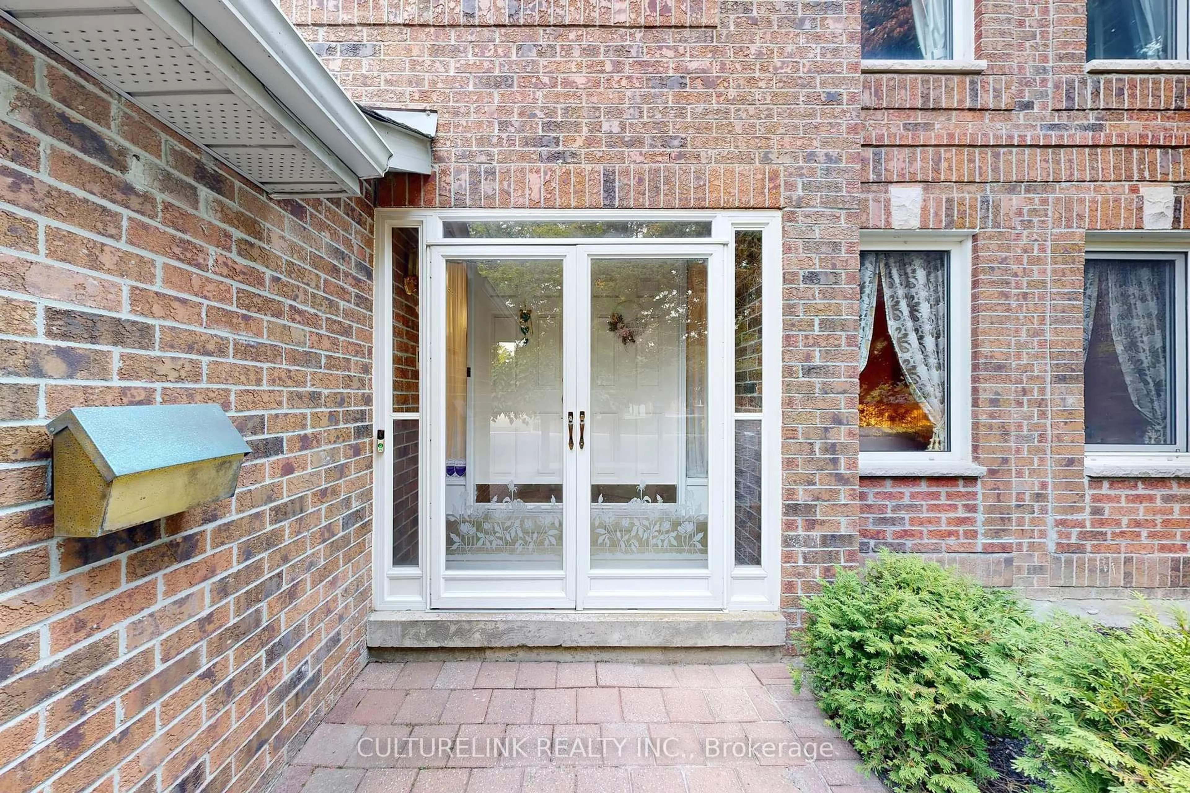 Indoor entryway for 94 Coledale Rd, Markham Ontario L3R 7V9