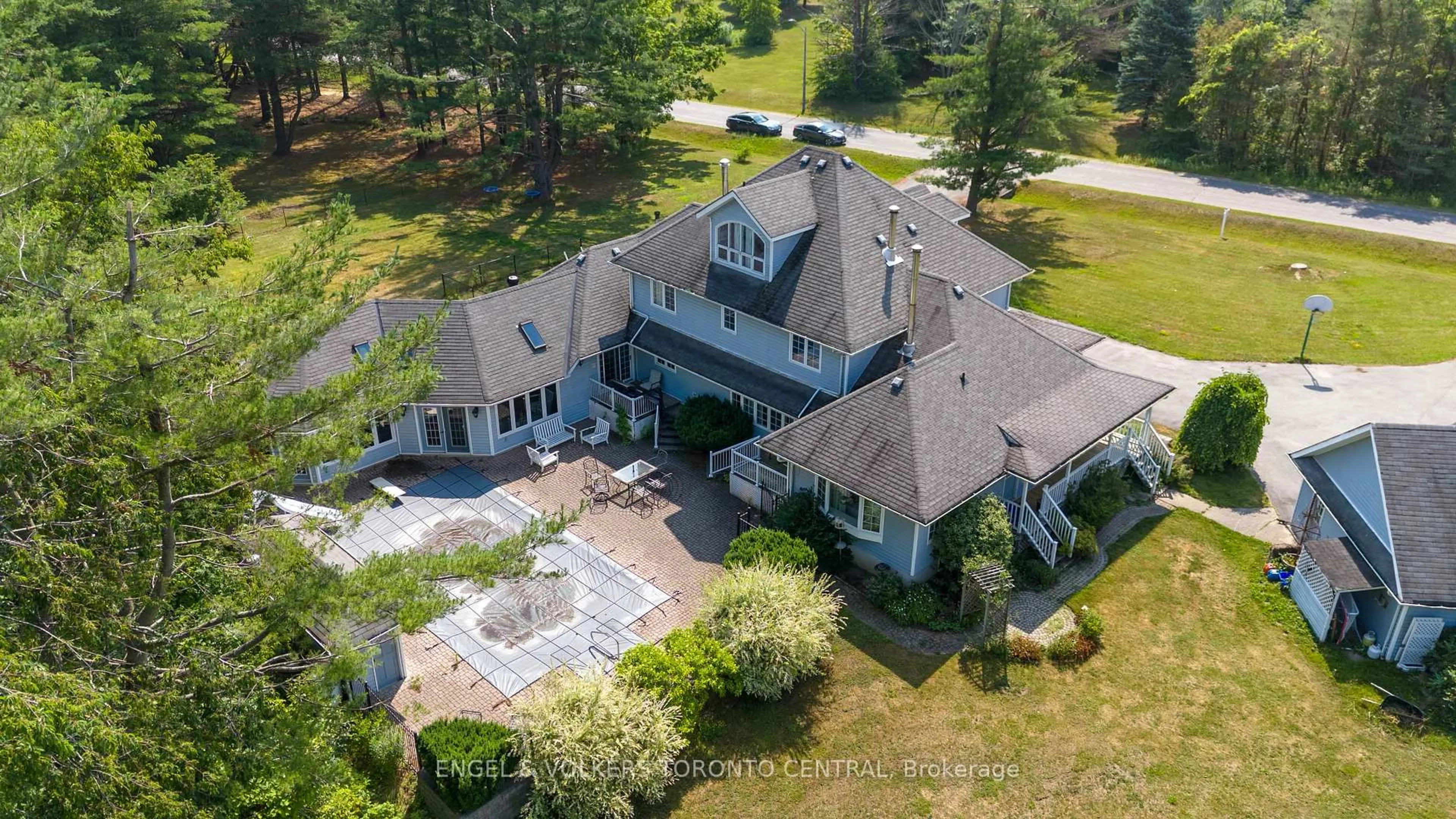A pic from outside/outdoor area/front of a property/back of a property/a pic from drone, unknown for 1946 Wilkinson St, Innisfil Ontario L9S 1X3