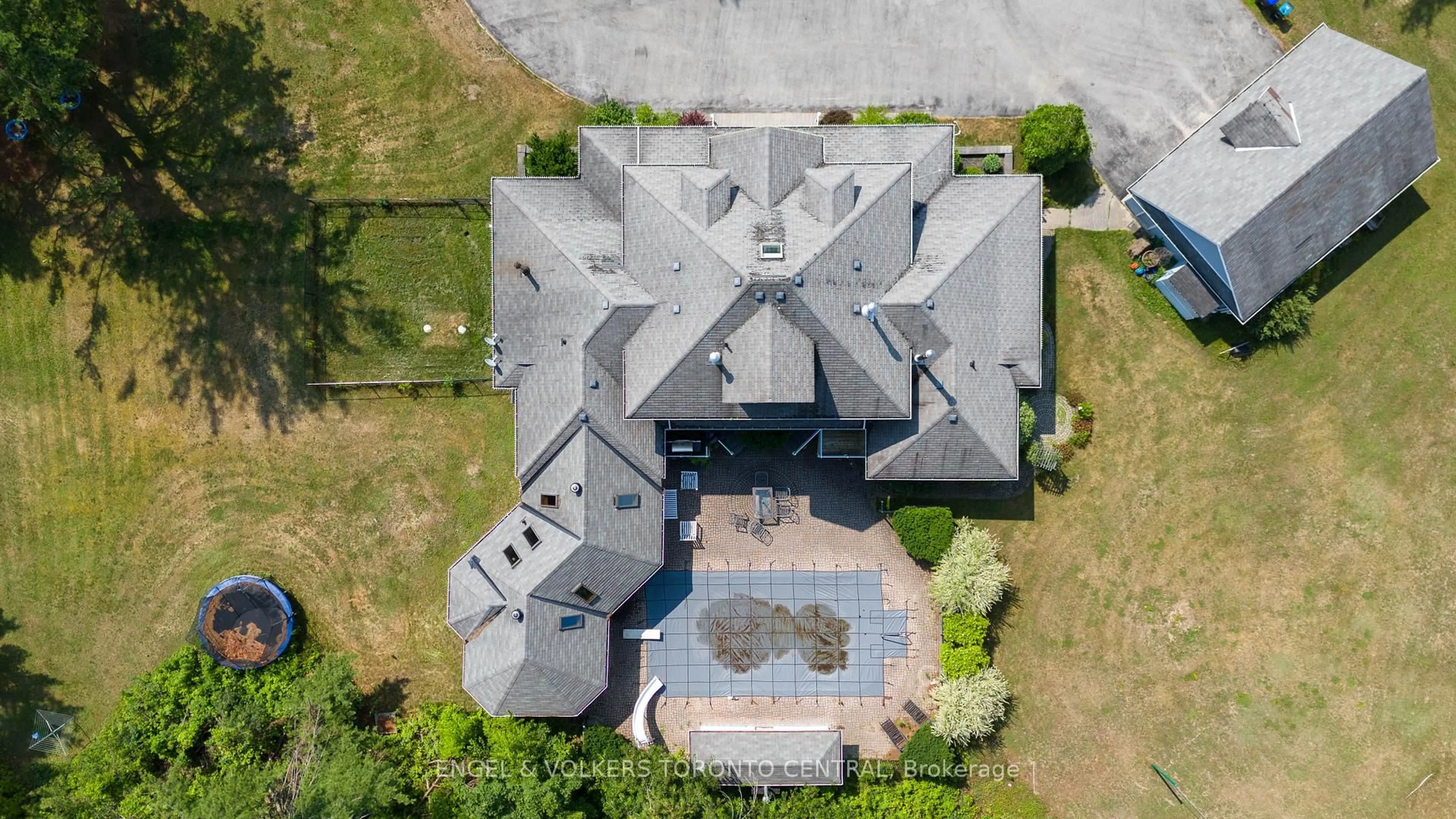 A pic from outside/outdoor area/front of a property/back of a property/a pic from drone, building for 1946 Wilkinson St, Innisfil Ontario L9S 1X3