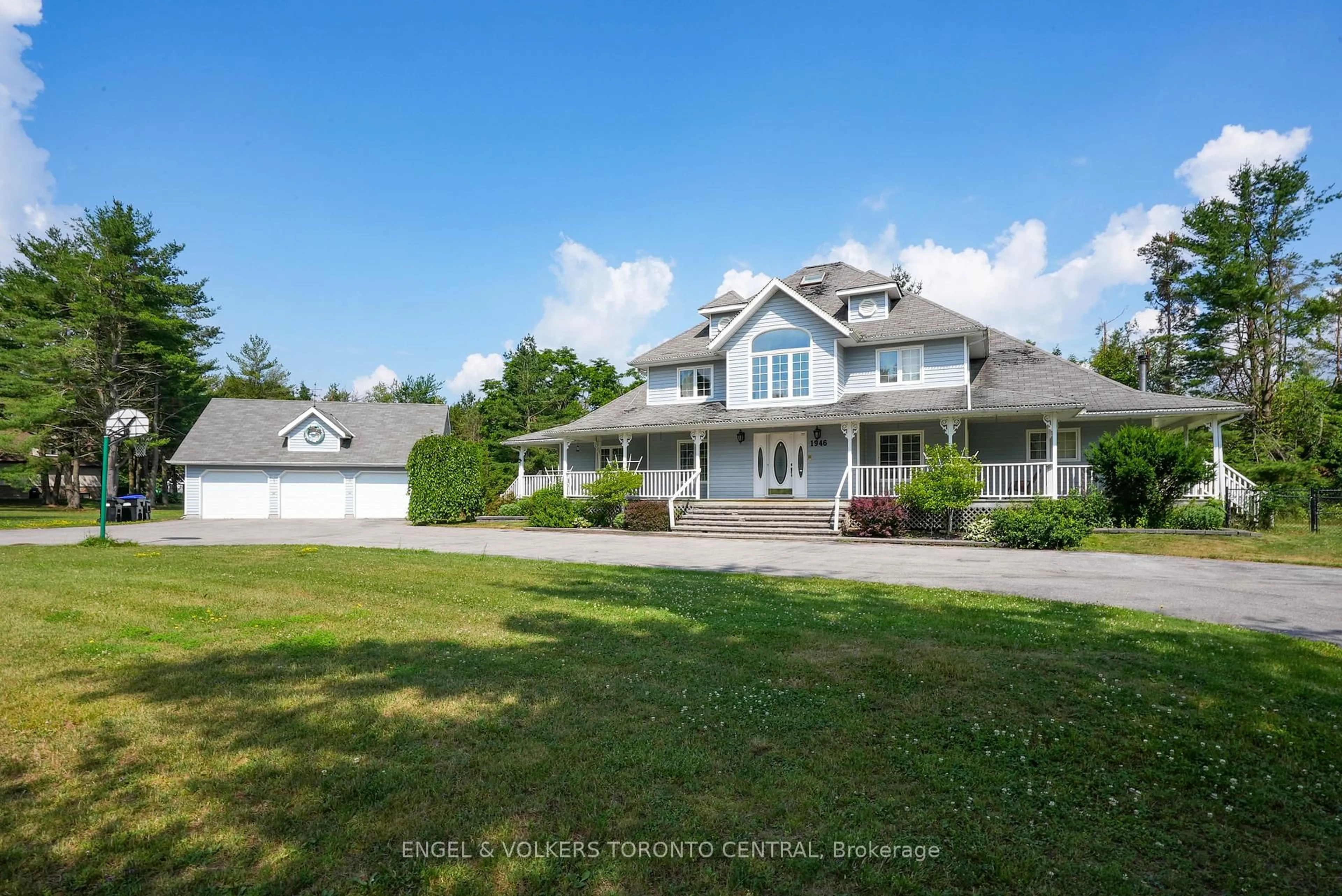 A pic from outside/outdoor area/front of a property/back of a property/a pic from drone, unknown for 1946 Wilkinson St, Innisfil Ontario L9S 1X3
