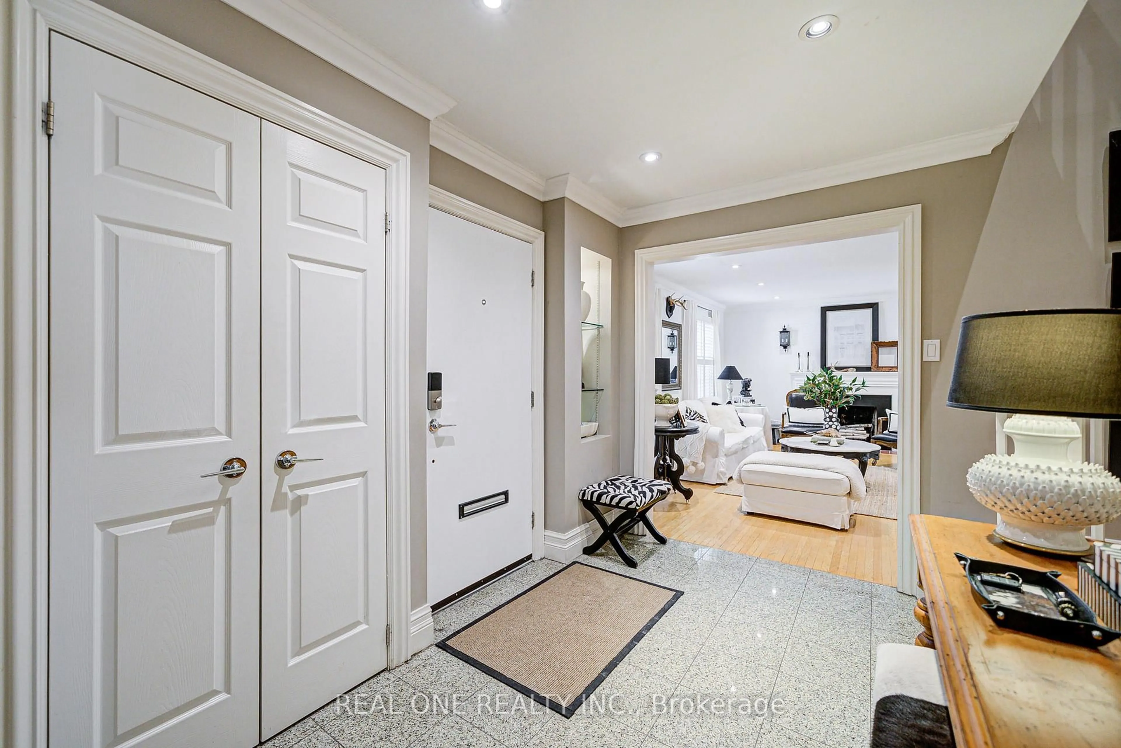 Indoor entryway for 21 Alcaine Crt, Markham Ontario L3T 2G8