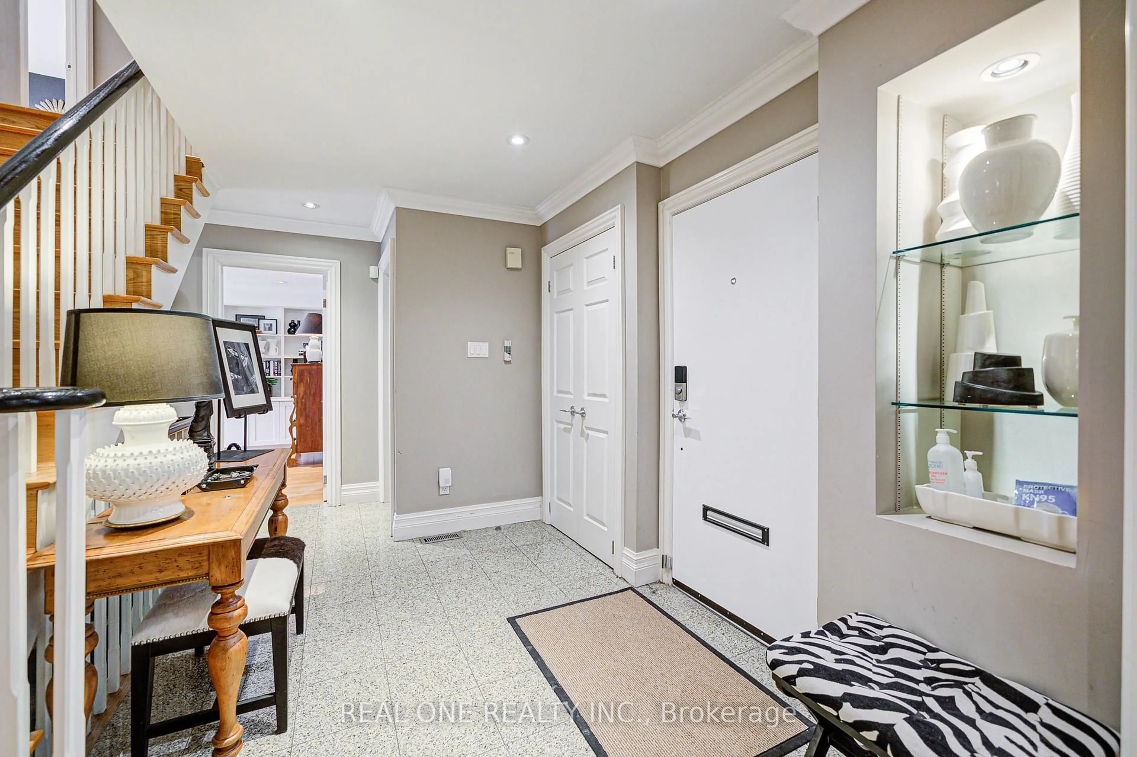 Indoor entryway for 21 Alcaine Crt, Markham Ontario L3T 2G8