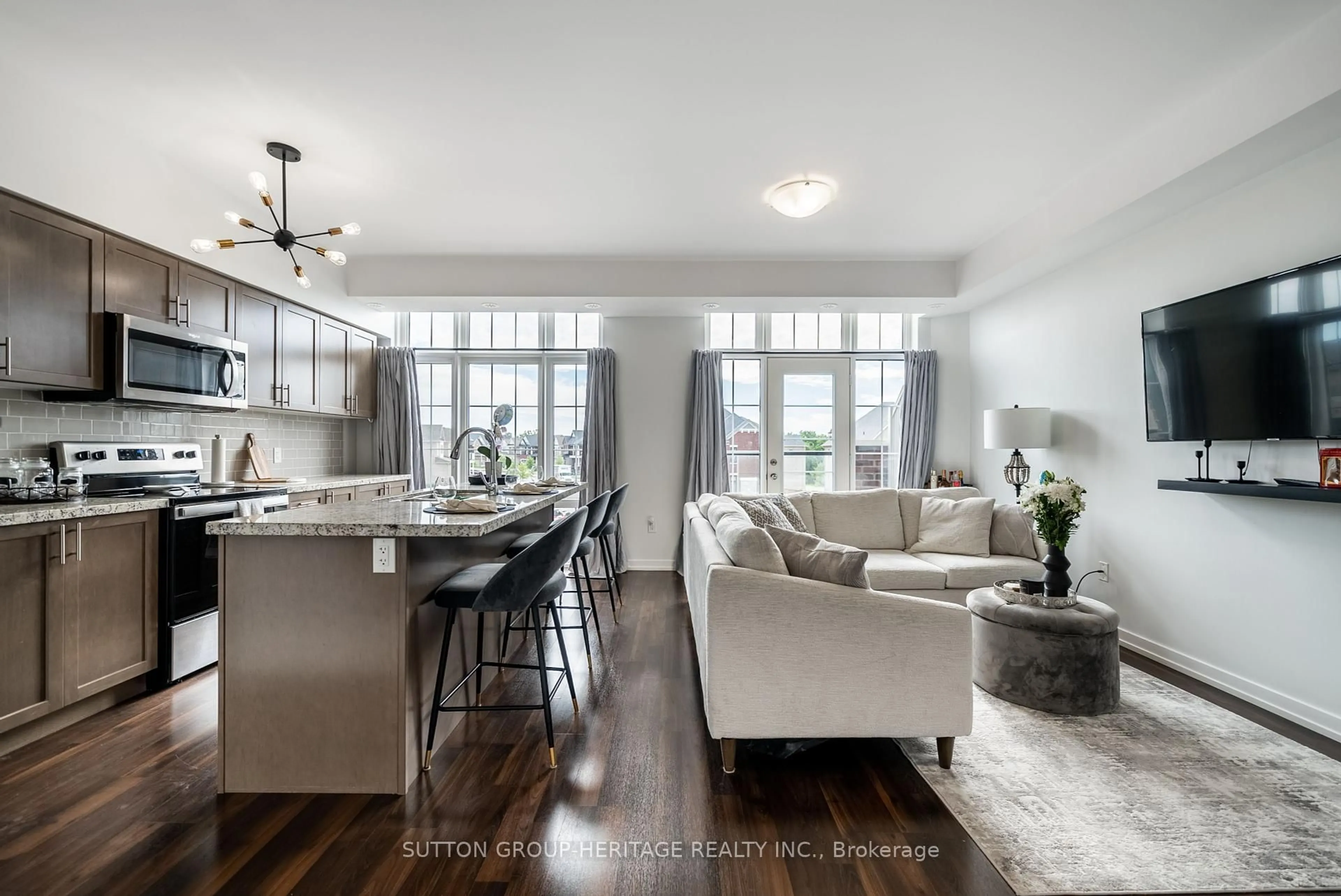 Open concept kitchen, wood/laminate floor for 15 Whitaker Way #427, Whitchurch-Stouffville Ontario L4A 4T4