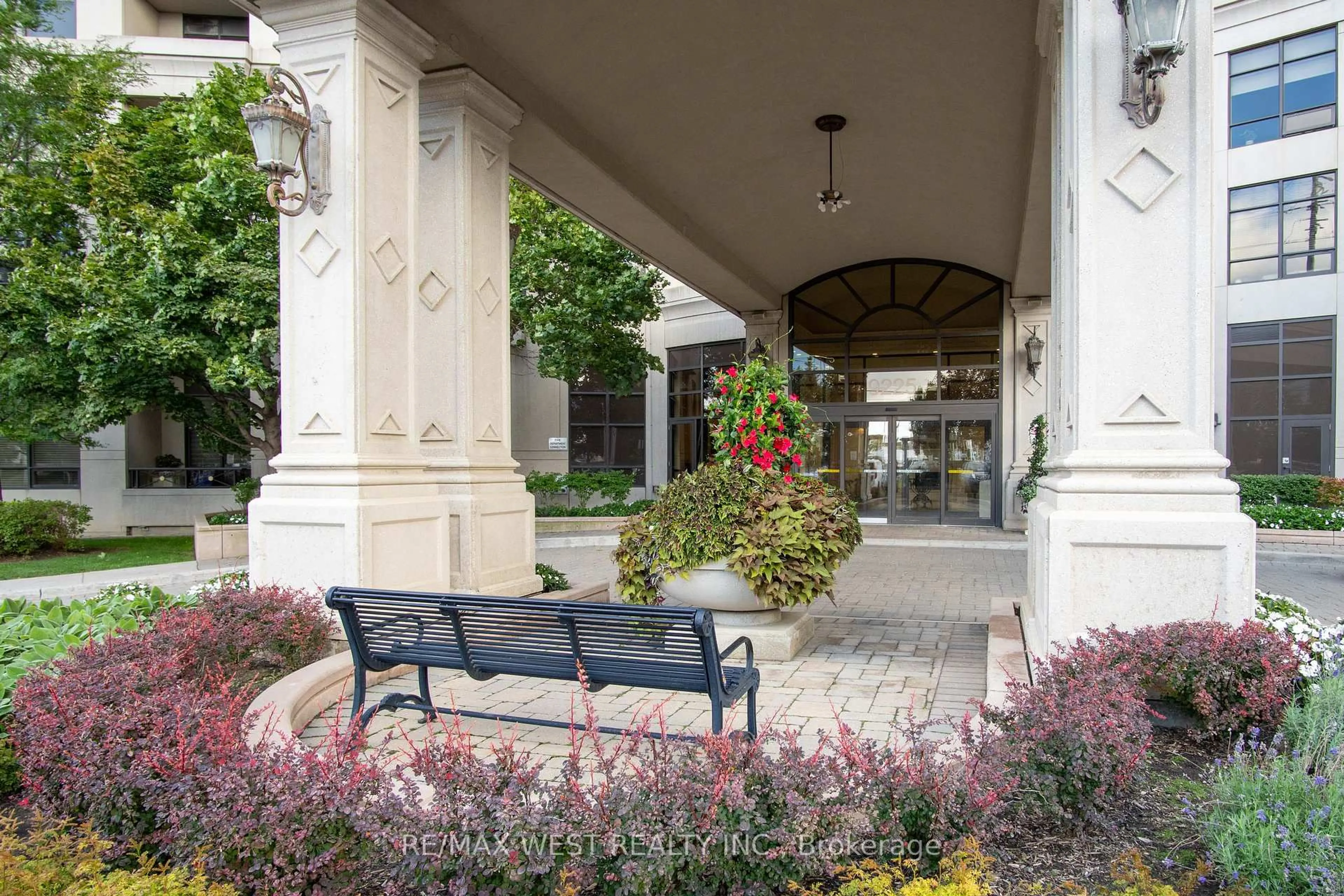 Patio, street for 9225 Jane St #916, Vaughan Ontario L6A 0J7