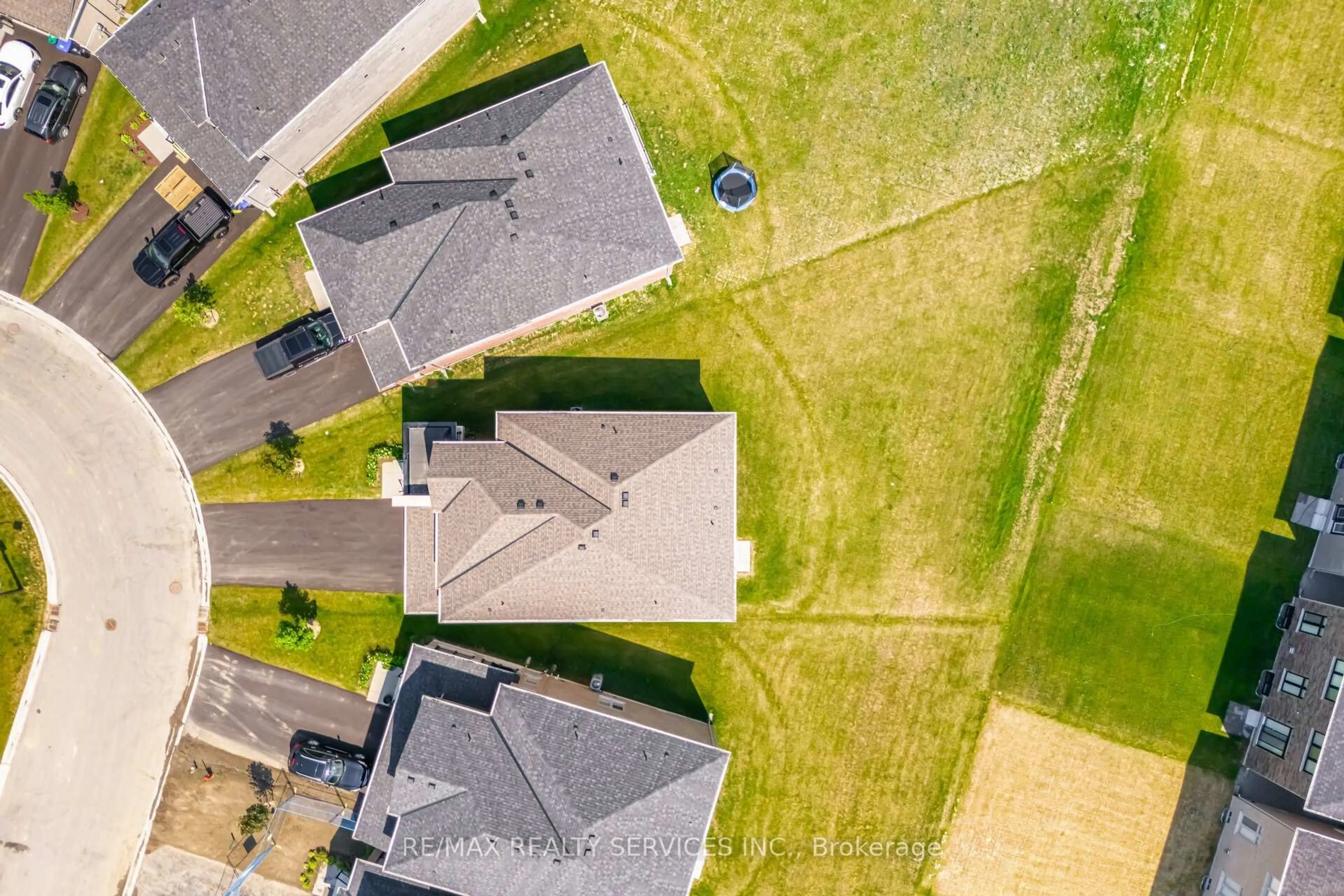 A pic from outside/outdoor area/front of a property/back of a property/a pic from drone, street for 16 Primrose Hts, Adjala-Tosorontio Ontario L0G 1W0