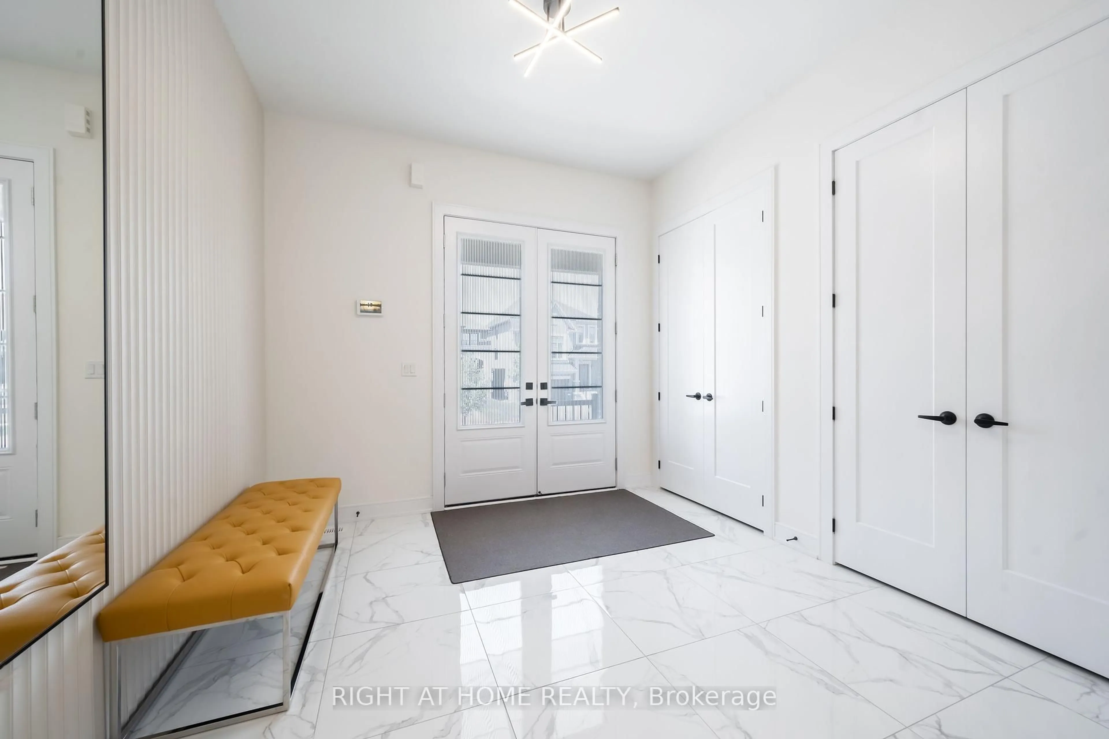 Indoor entryway for 1361 Blackmore St, Innisfil Ontario L9S 0P3