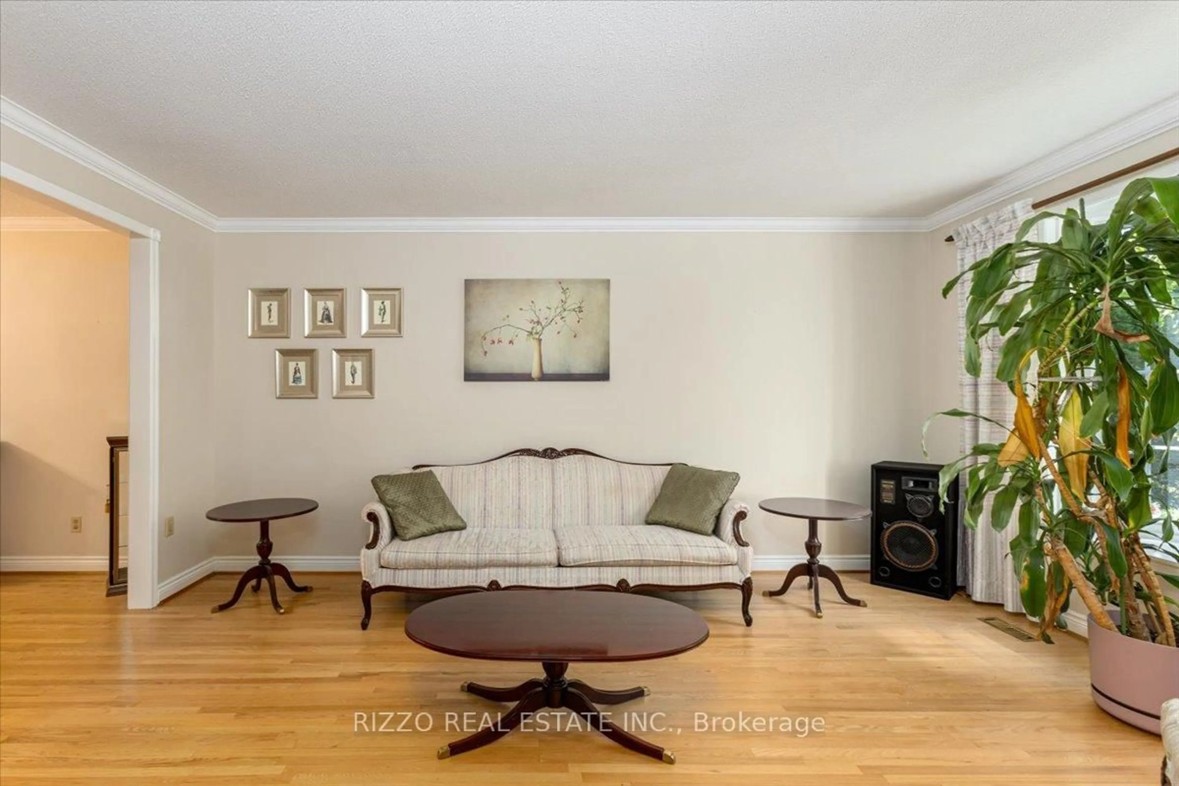 Living room with furniture, wood/laminate floor for 77 Chumleigh Cres, Markham Ontario L3T 4G7