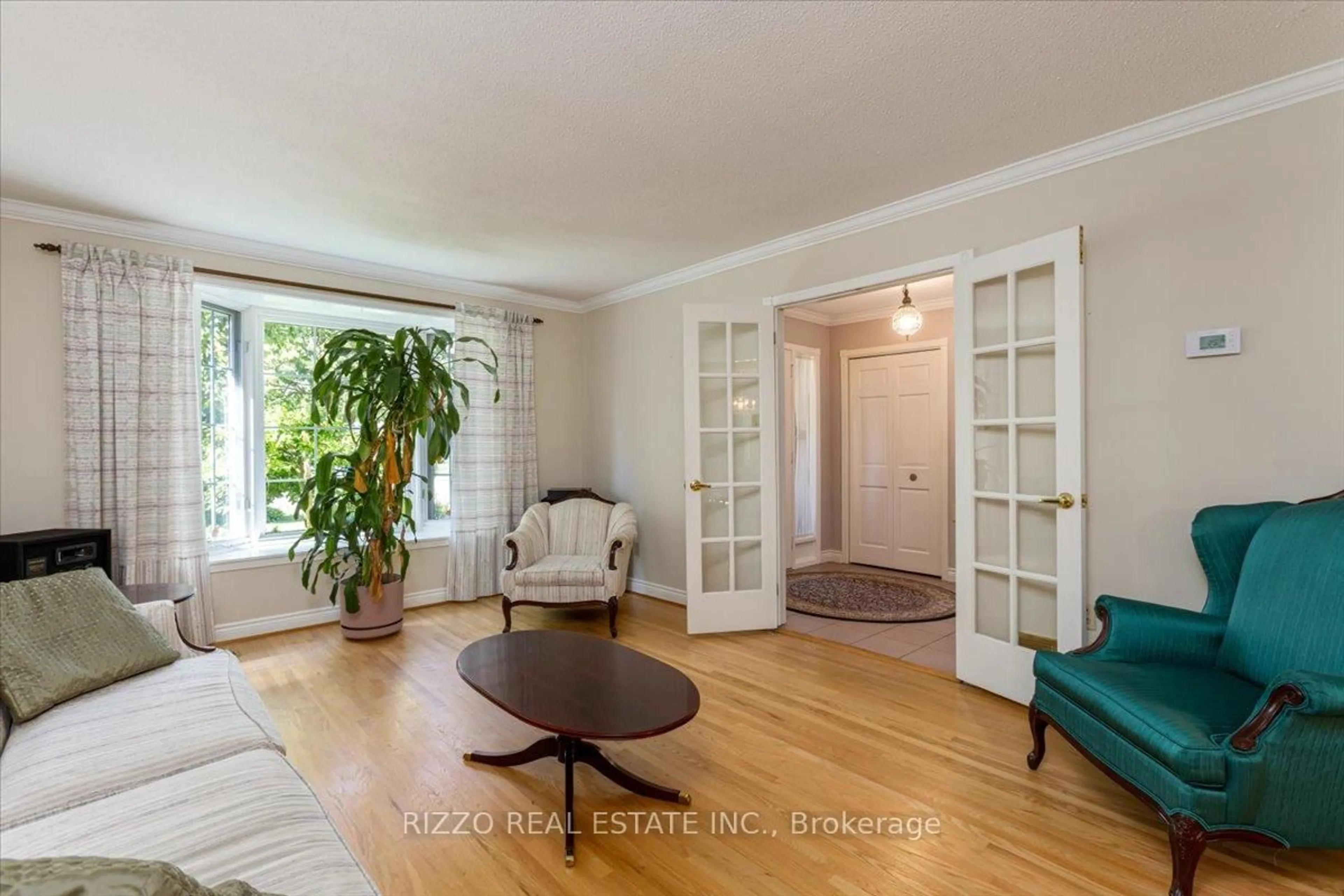 Living room with furniture, wood/laminate floor for 77 Chumleigh Cres, Markham Ontario L3T 4G7