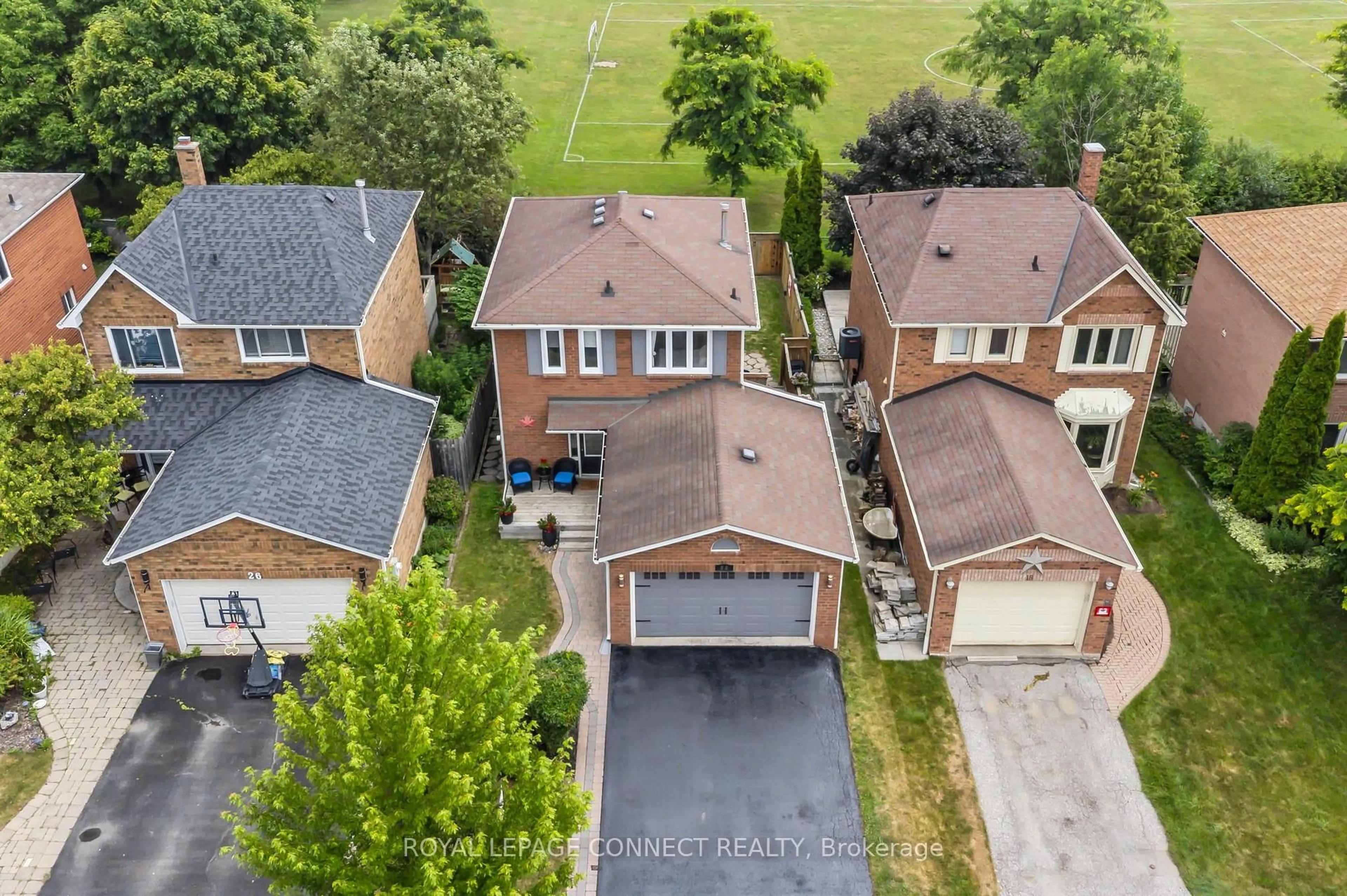 A pic from outside/outdoor area/front of a property/back of a property/a pic from drone, street for 22 Crawford Rose Dr, Aurora Ontario L4G 4P3