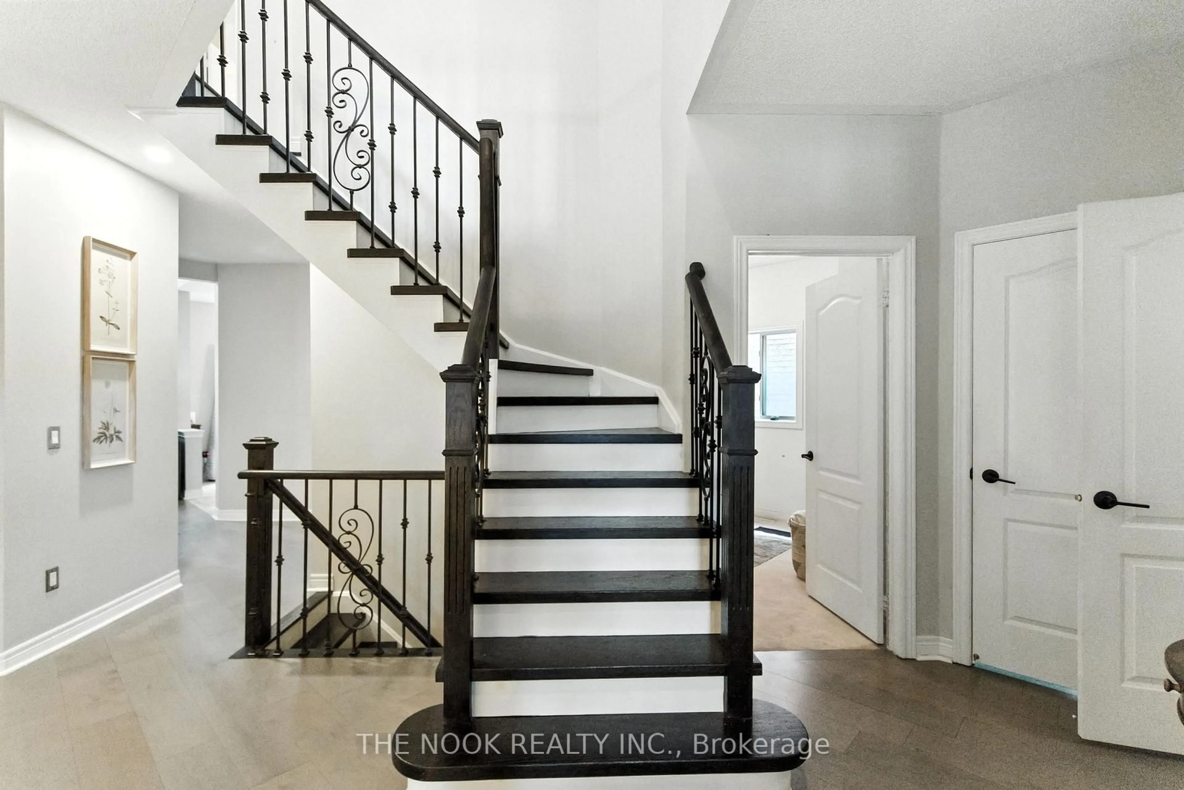 Stairs for 122 Estate Garden Dr, Richmond Hill Ontario L4E 3V6
