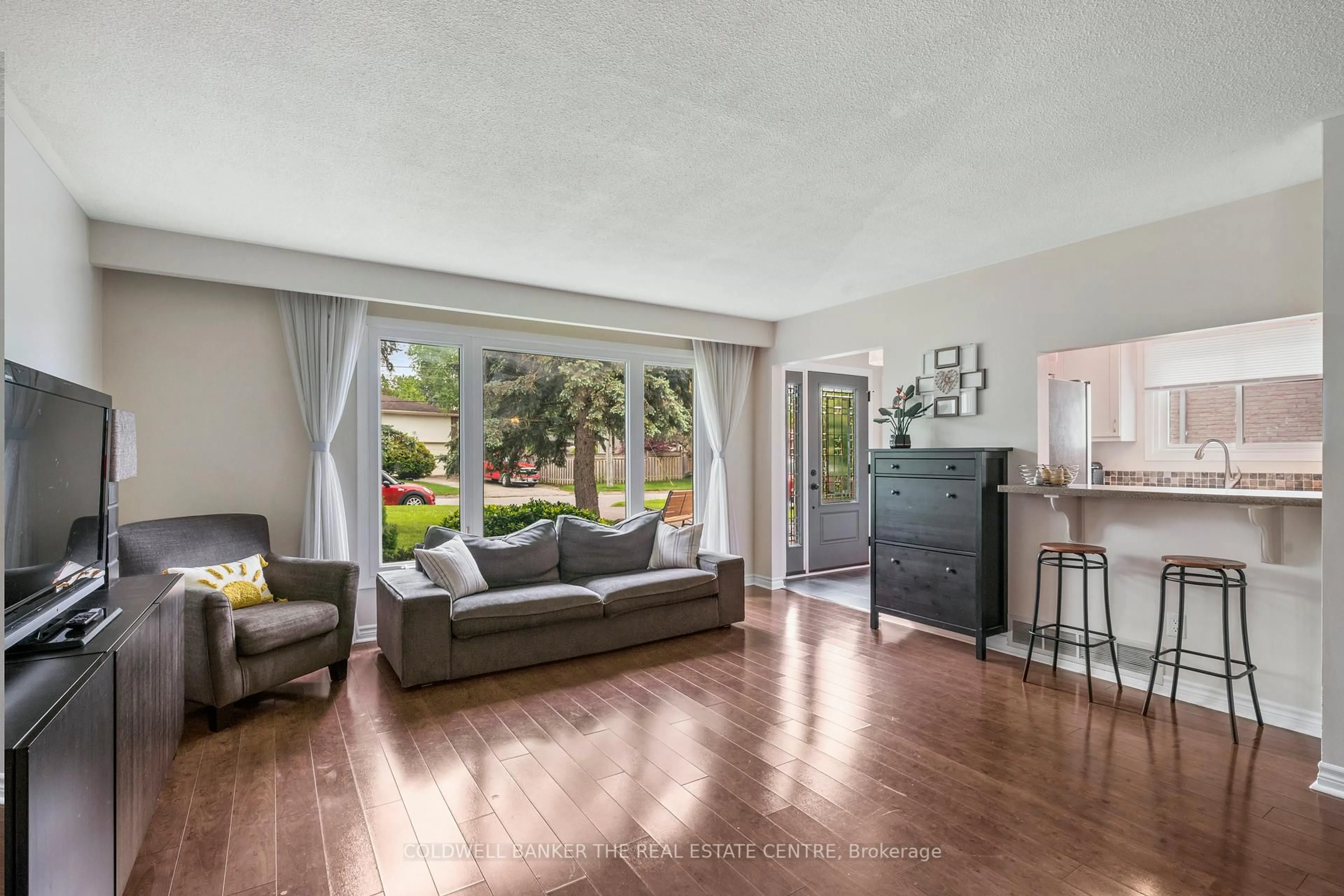Living room with furniture, wood/laminate floor for 319 North St, Whitchurch-Stouffville Ontario L4A 4Z8