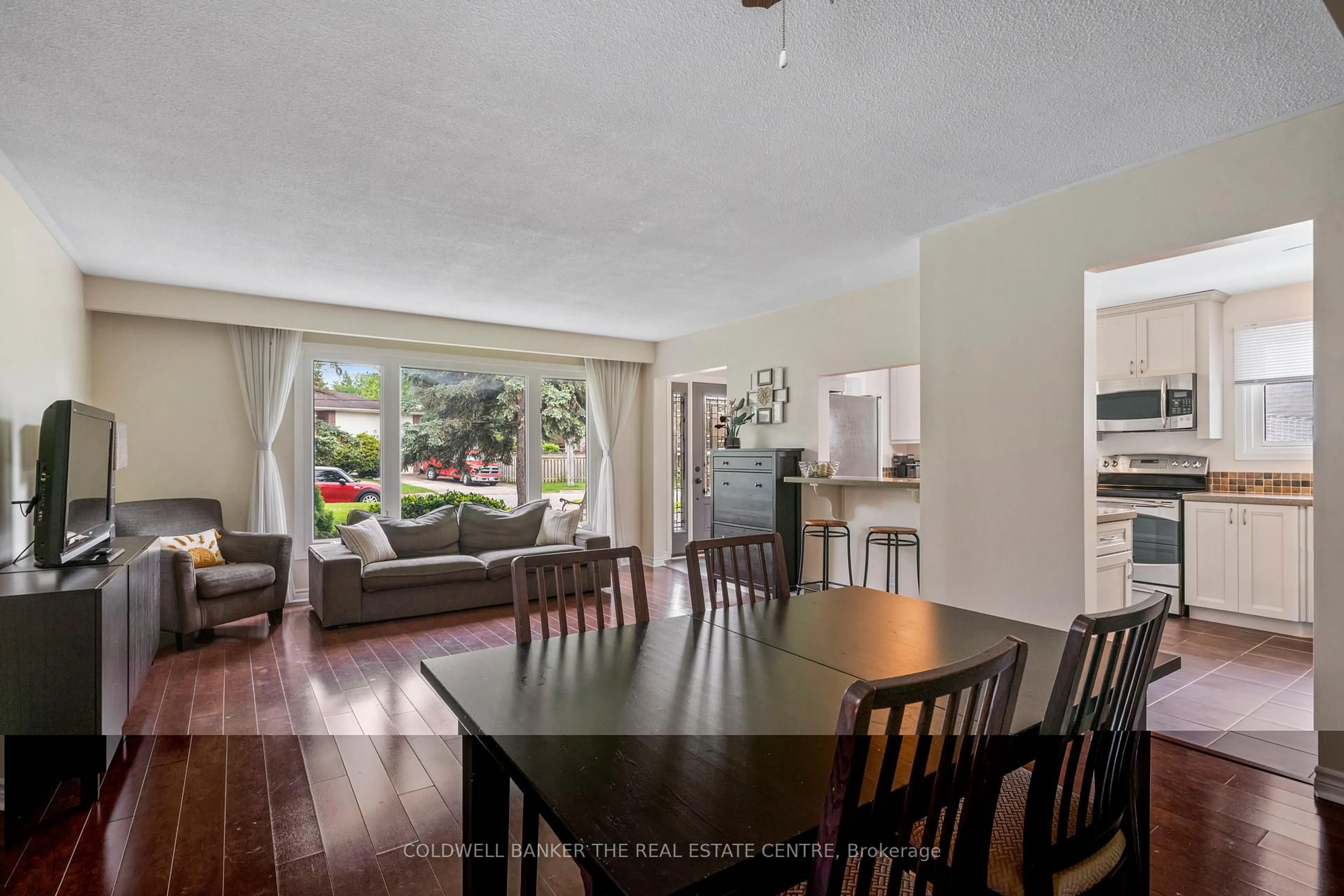Dining room, wood/laminate floor for 319 North St, Whitchurch-Stouffville Ontario L4A 4Z8