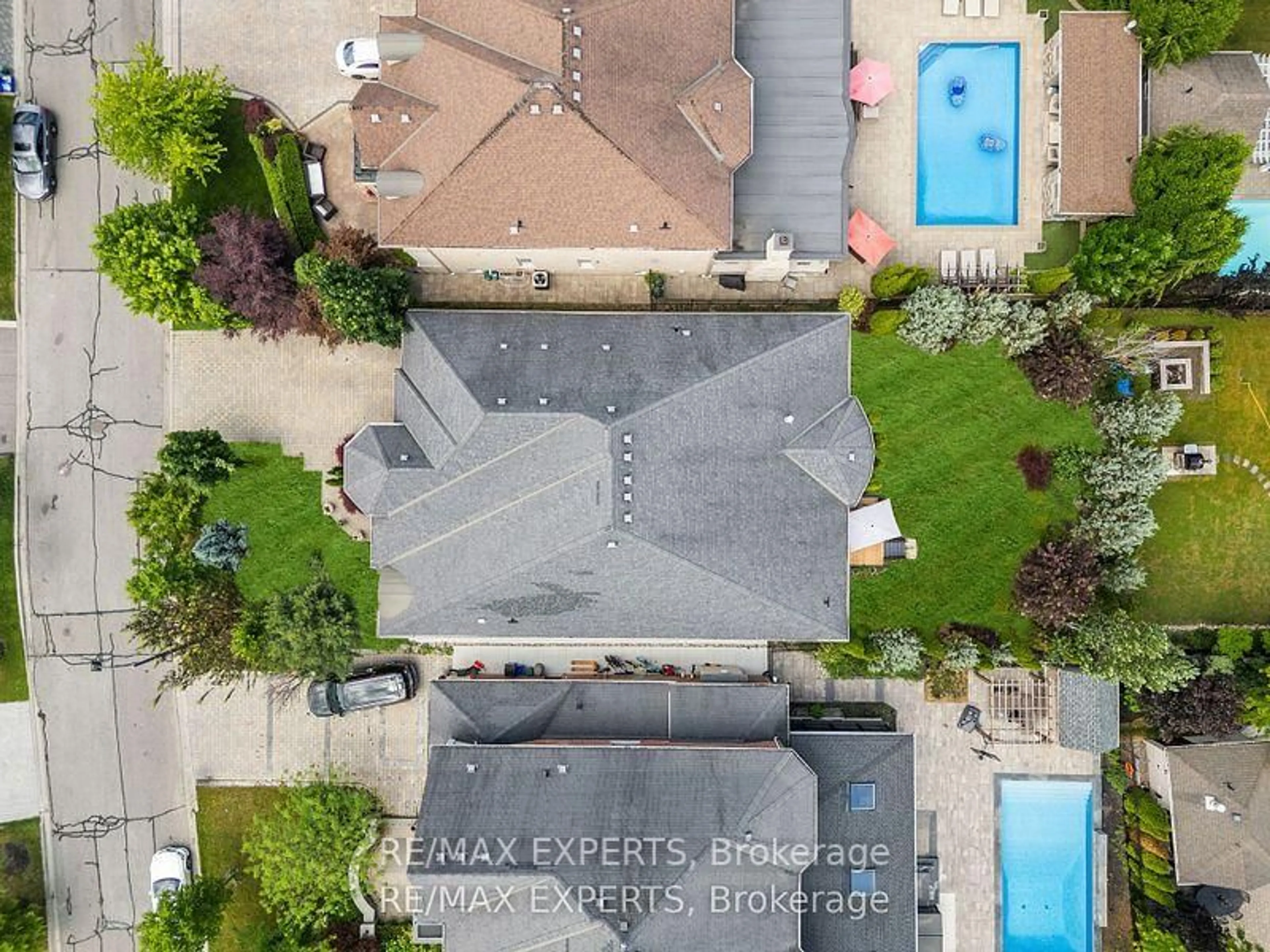 A pic from outside/outdoor area/front of a property/back of a property/a pic from drone, street for 21 Rainbow's End, Vaughan Ontario L0J 1C0