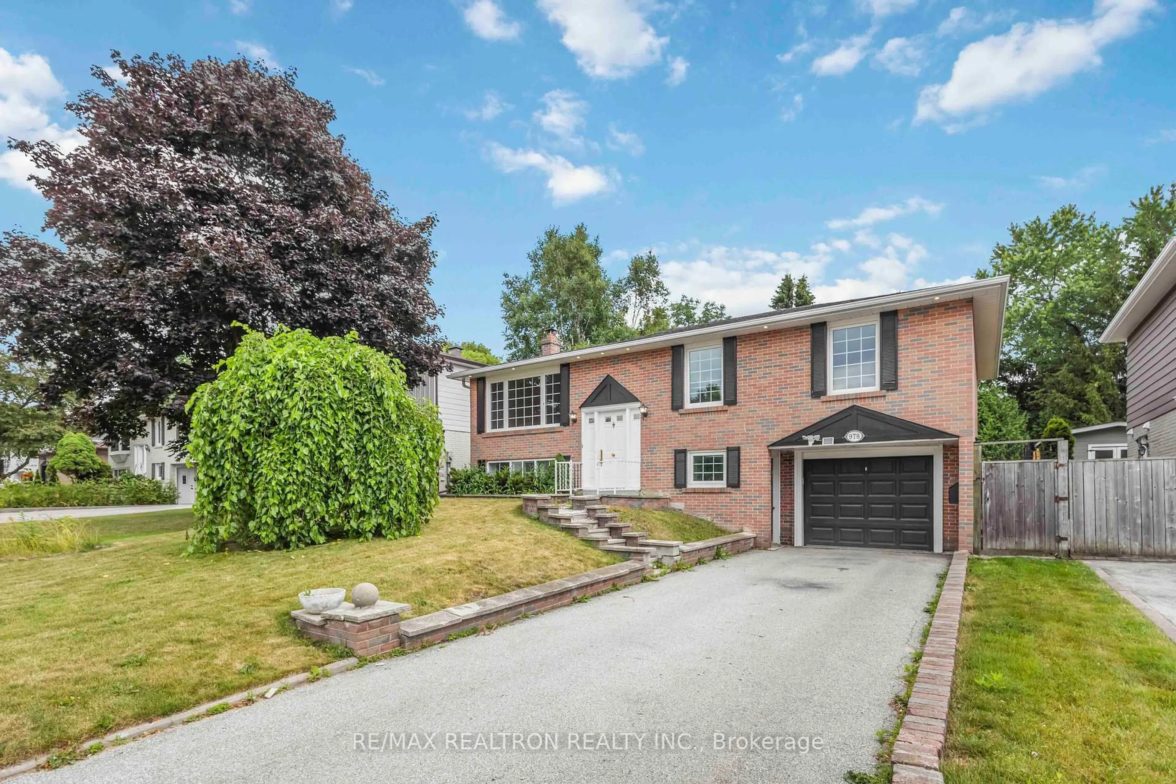 Home with brick exterior material, street for 978 Wildwood Dr, Newmarket Ontario L3Y 2B5
