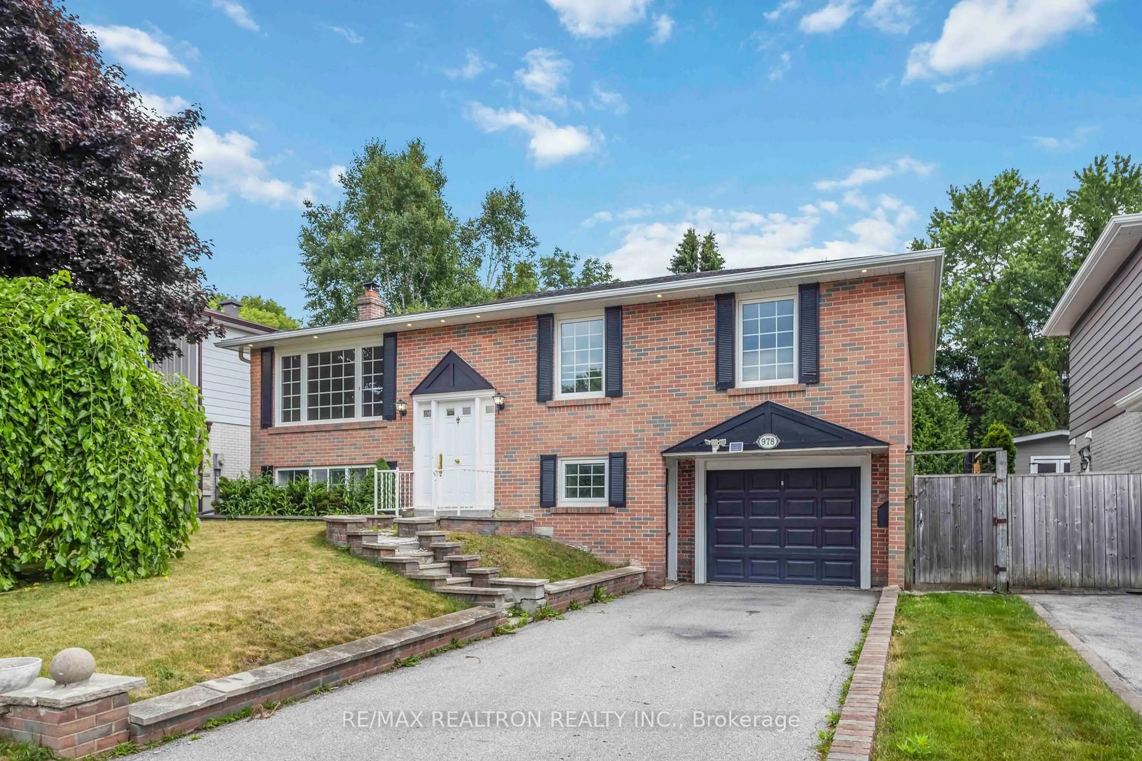 Home with brick exterior material, street for 978 Wildwood Dr, Newmarket Ontario L3Y 2B5