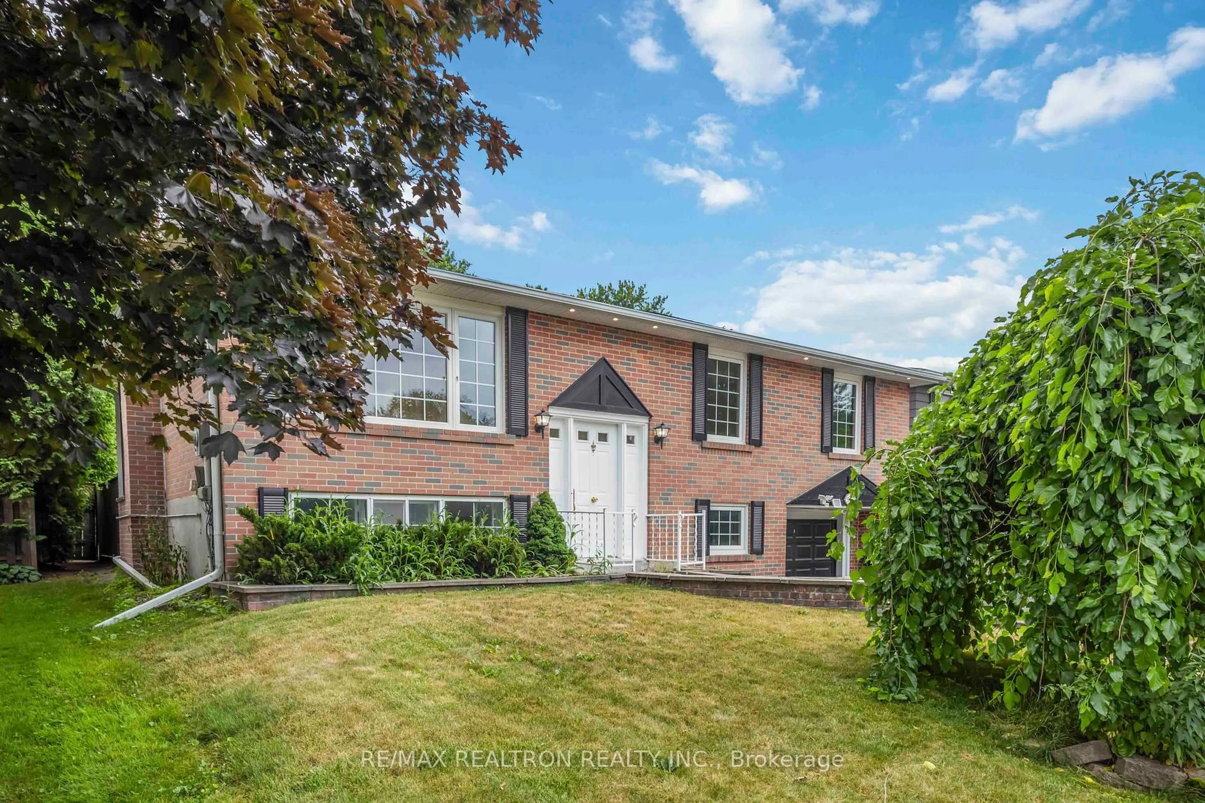 Home with brick exterior material, street for 978 Wildwood Dr, Newmarket Ontario L3Y 2B5