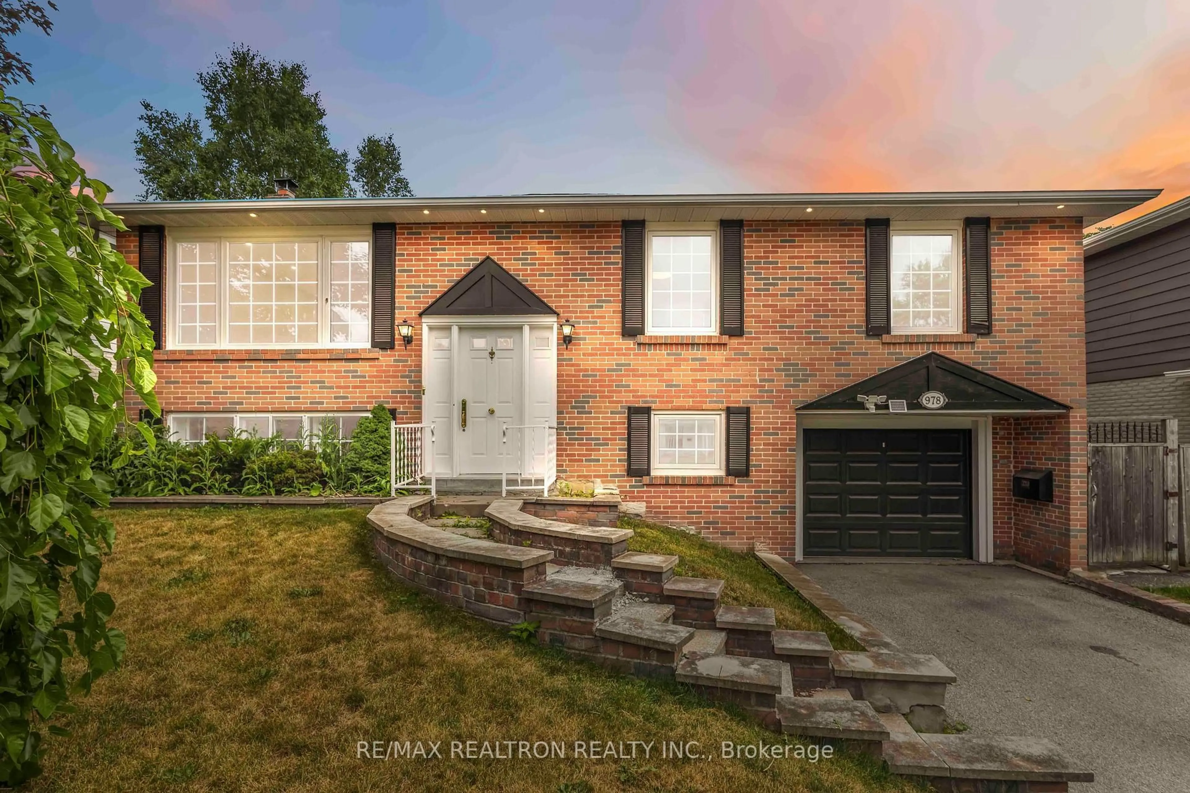 Home with brick exterior material, street for 978 Wildwood Dr, Newmarket Ontario L3Y 2B5