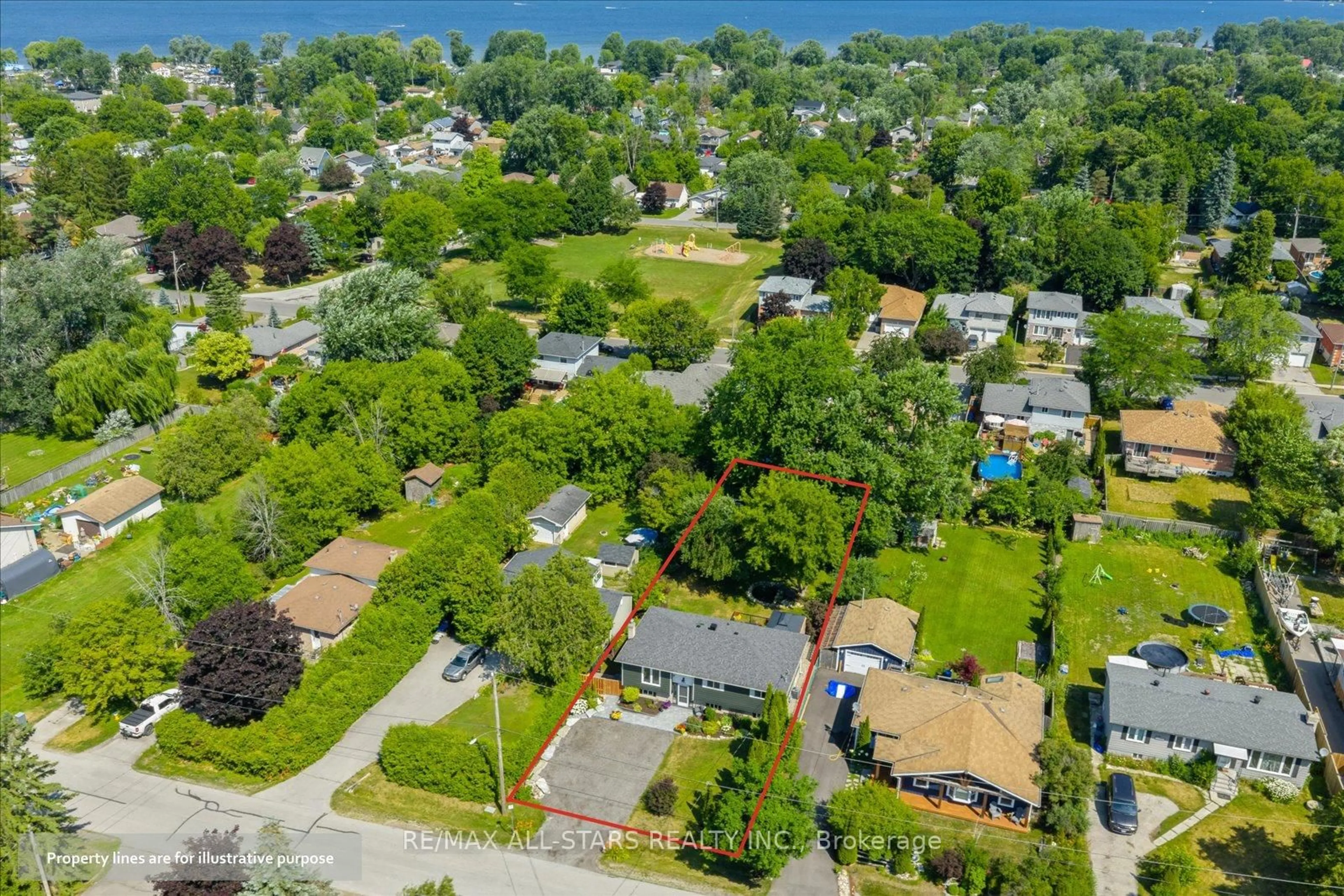 A pic from outside/outdoor area/front of a property/back of a property/a pic from drone, street for 304 Annshiela Dr, Georgina Ontario L4P 3A5