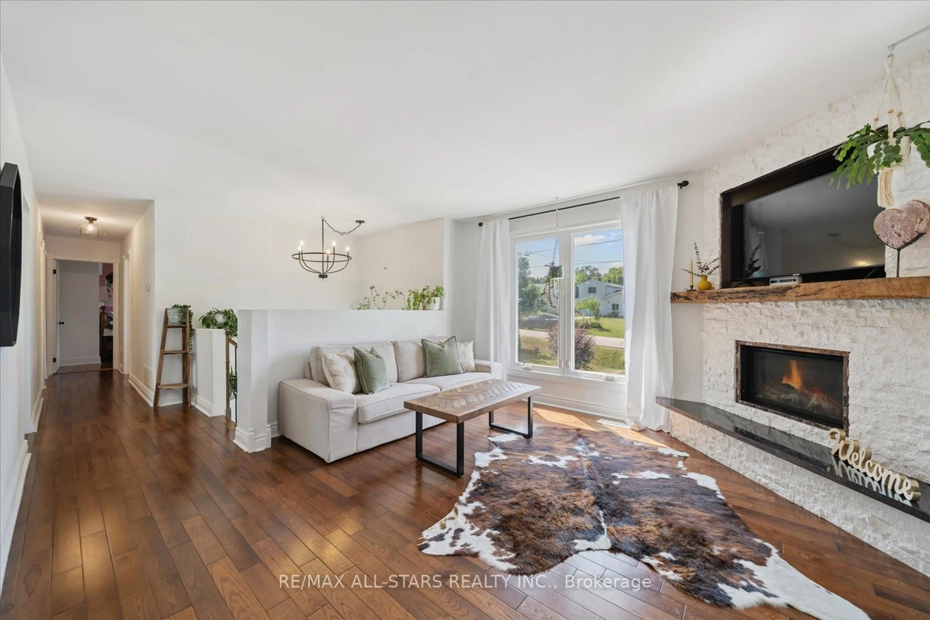Living room with furniture, wood/laminate floor for 304 Annshiela Dr, Georgina Ontario L4P 3A5