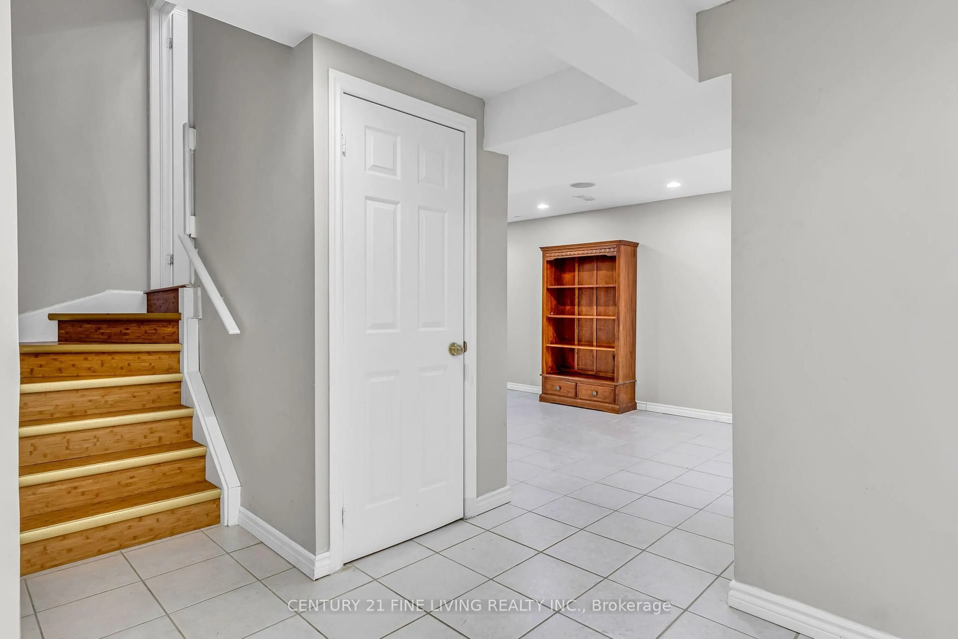 Indoor entryway for 6 Renoir Dr, Vaughan Ontario L4J 9A9