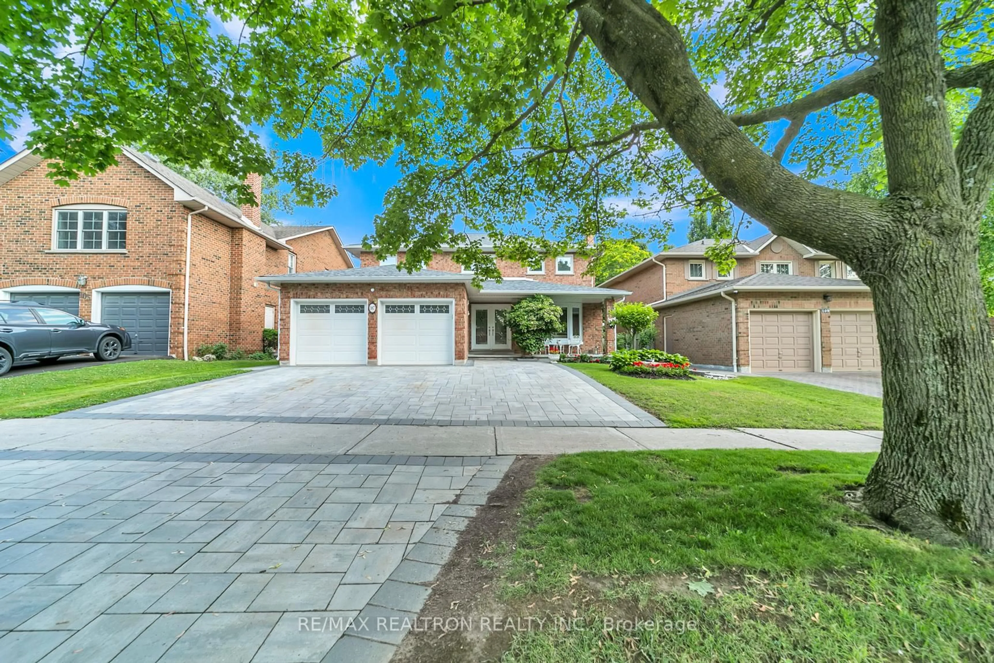 Home with brick exterior material, street for 107 Golf Link Dr, Aurora Ontario L4G 3V4