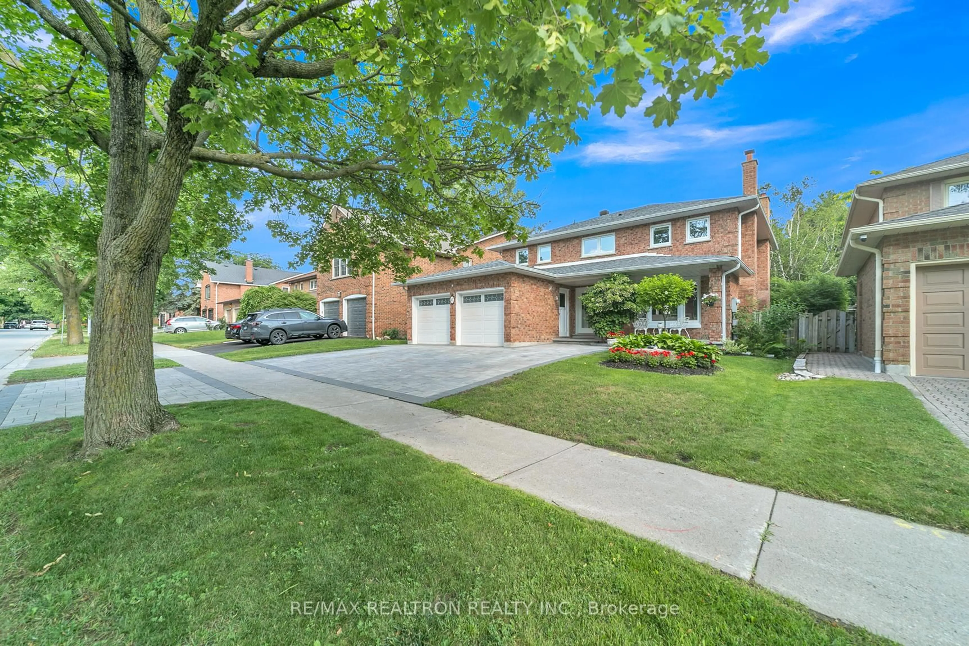 Home with brick exterior material, street for 107 Golf Link Dr, Aurora Ontario L4G 3V4