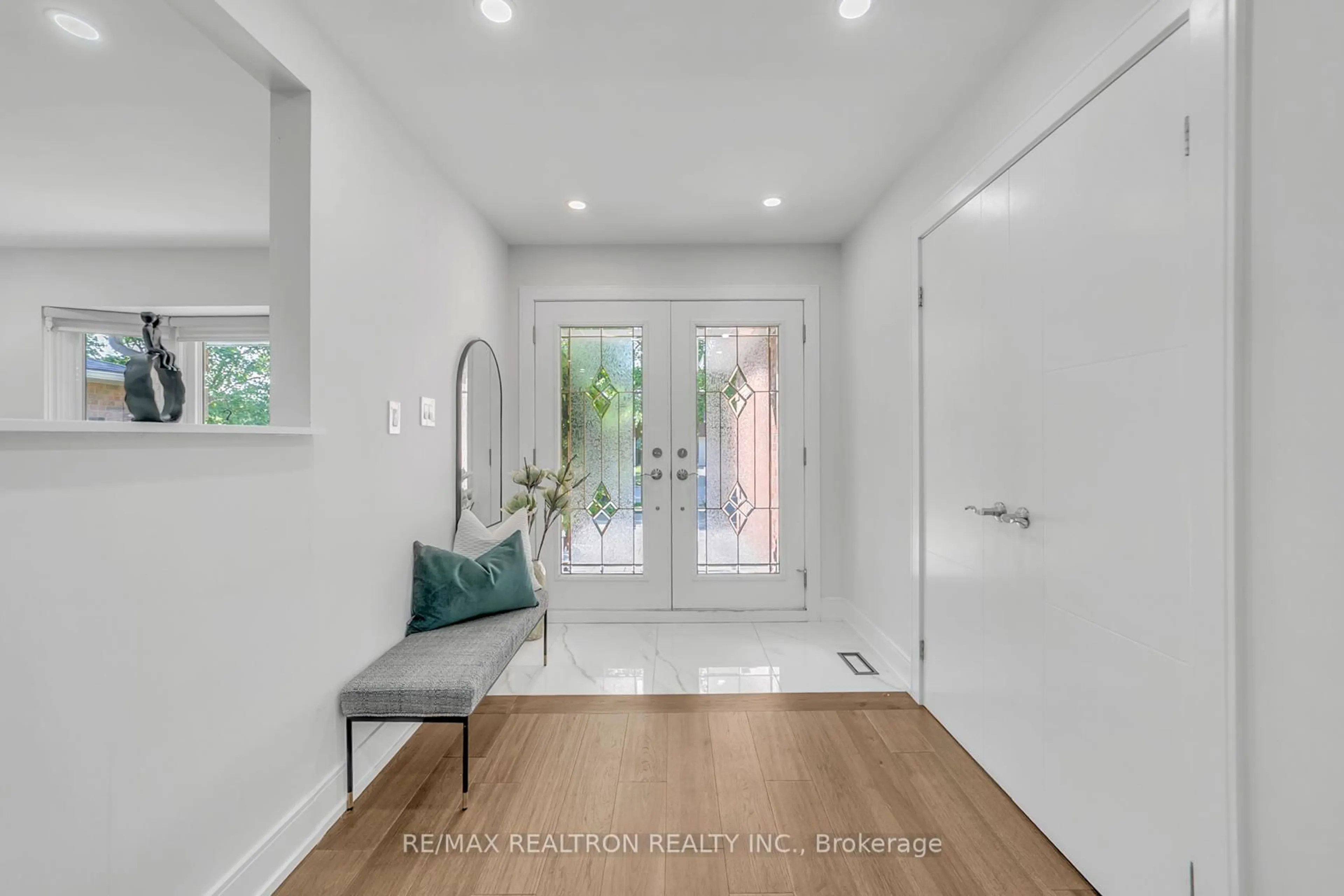 Indoor entryway for 107 Golf Link Dr, Aurora Ontario L4G 3V4
