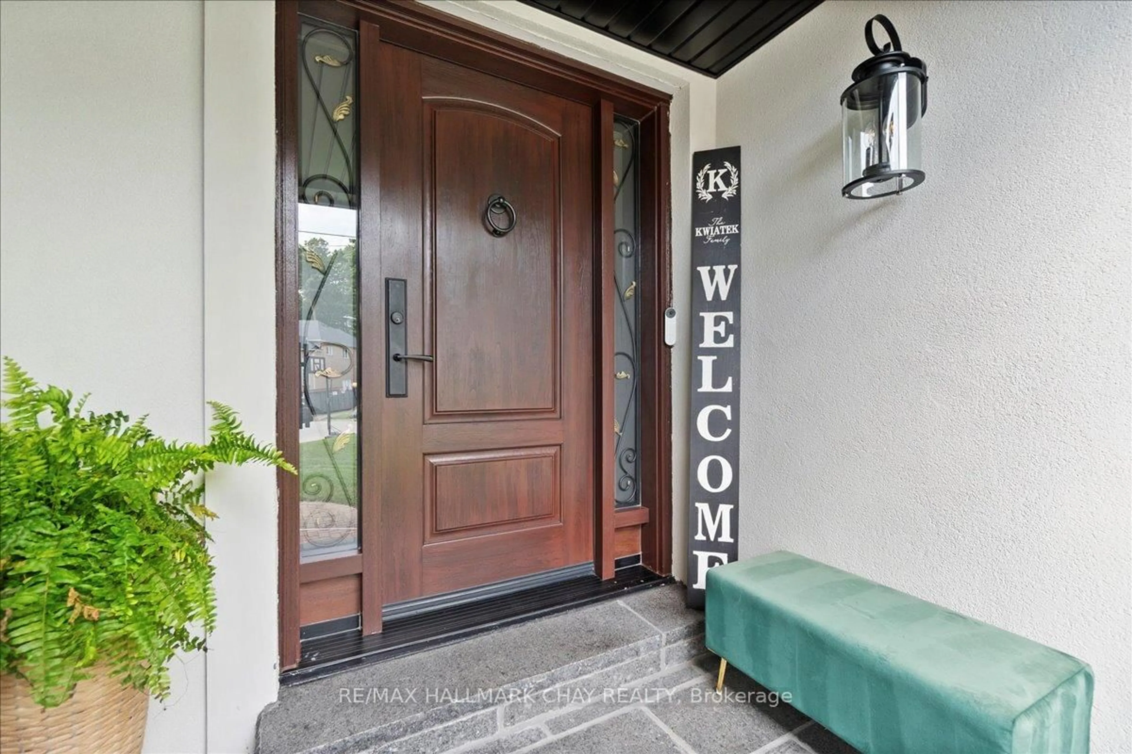 Indoor entryway for 34 Previn Crt, New Tecumseth Ontario L9R 1N8