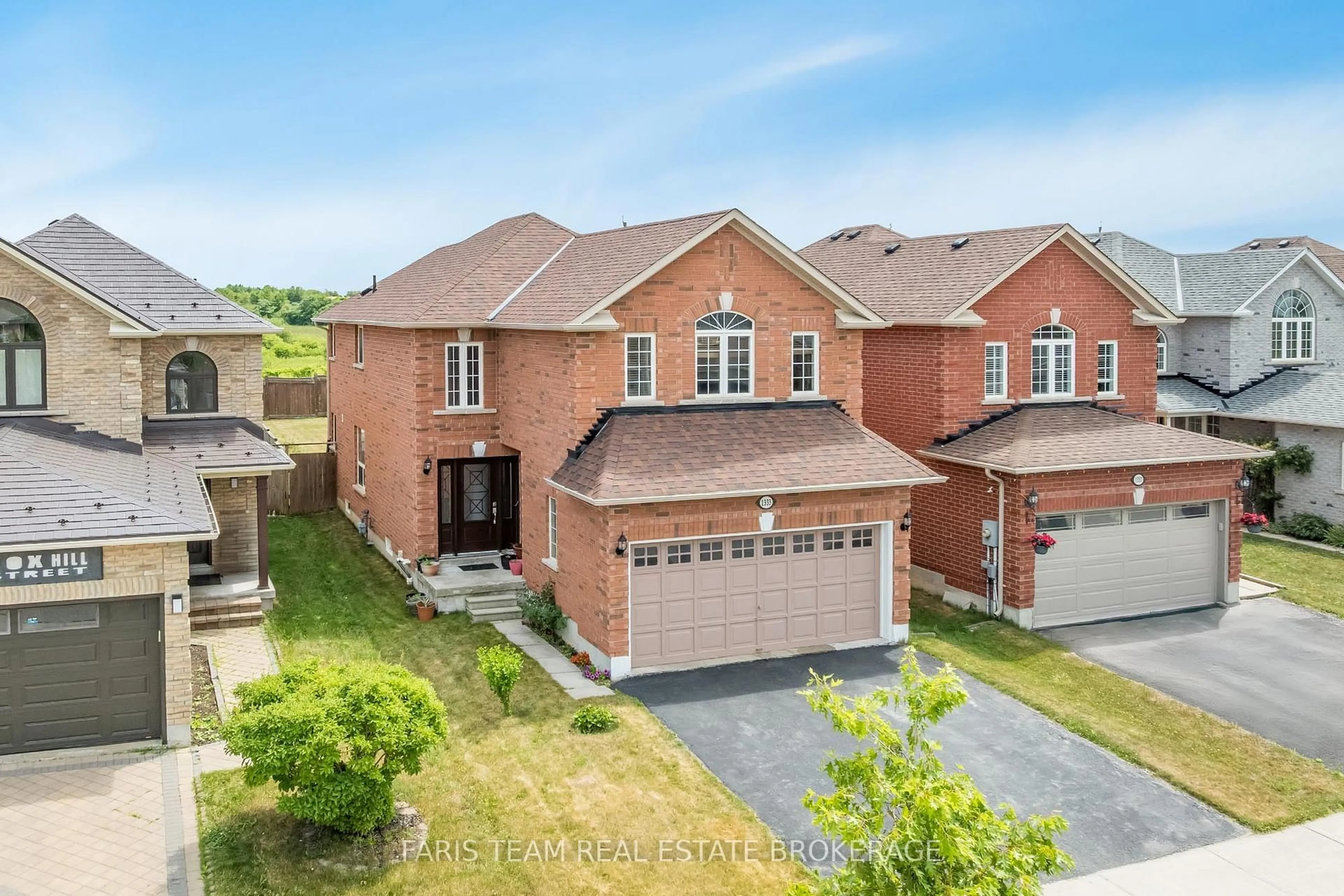A pic from outside/outdoor area/front of a property/back of a property/a pic from drone, street for 1333 Fox Hill St, Innisfil Ontario L9S 4Y6