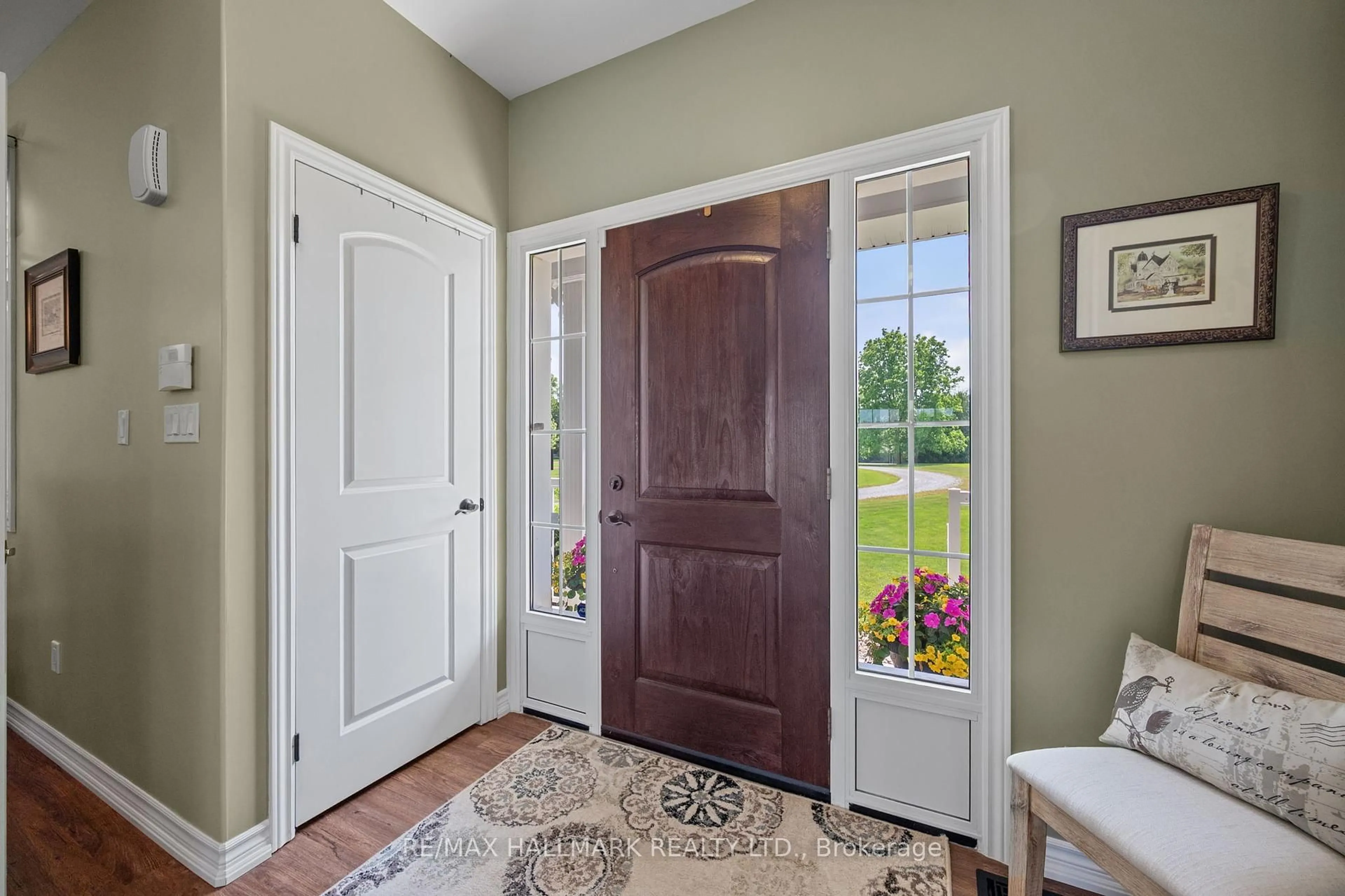 Indoor entryway for 185 Riverbank Dr, Georgina Ontario L0E 1N0