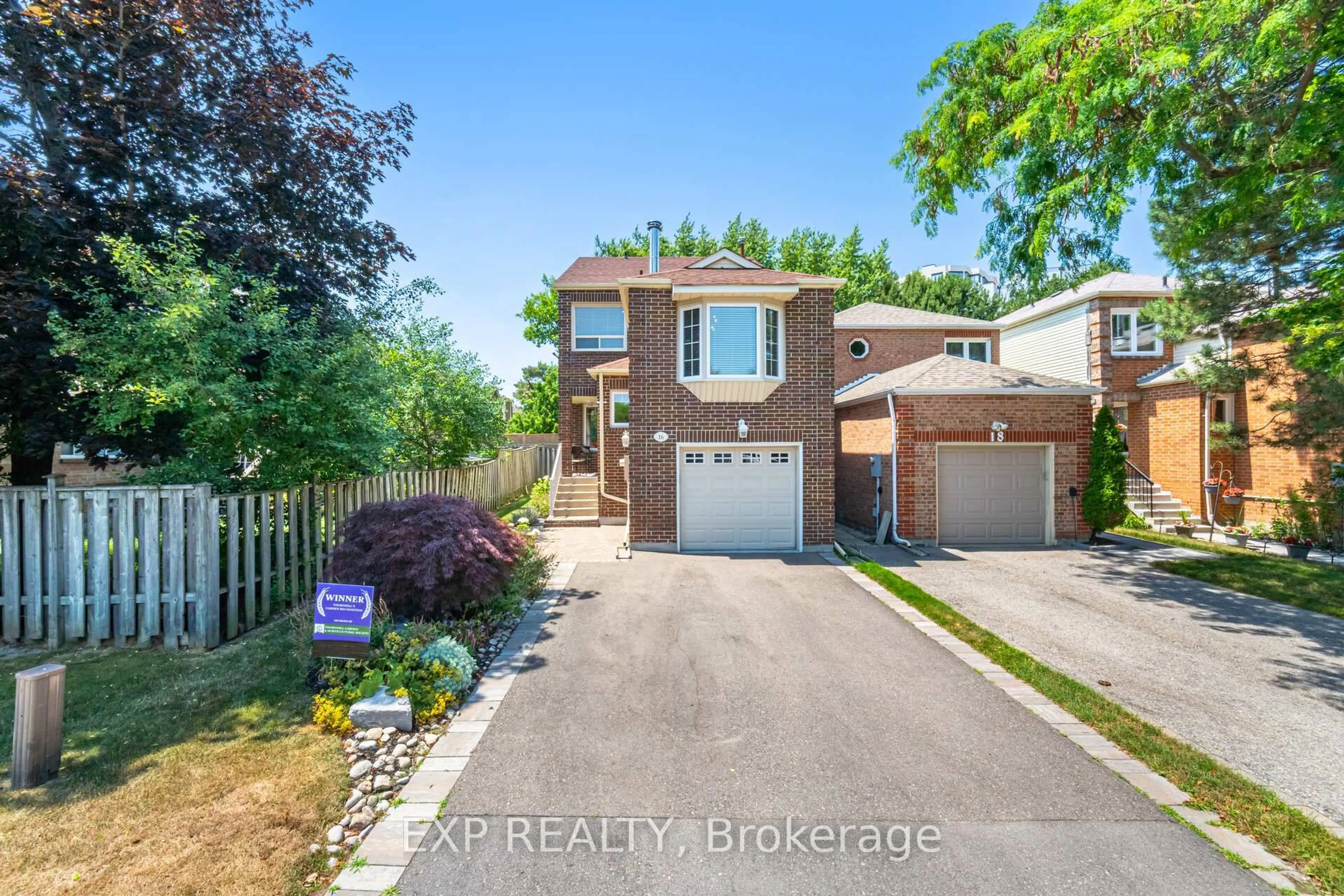 A pic from outside/outdoor area/front of a property/back of a property/a pic from drone, street for 16 Lansbury Crt, Vaughan Ontario L4J 5J9