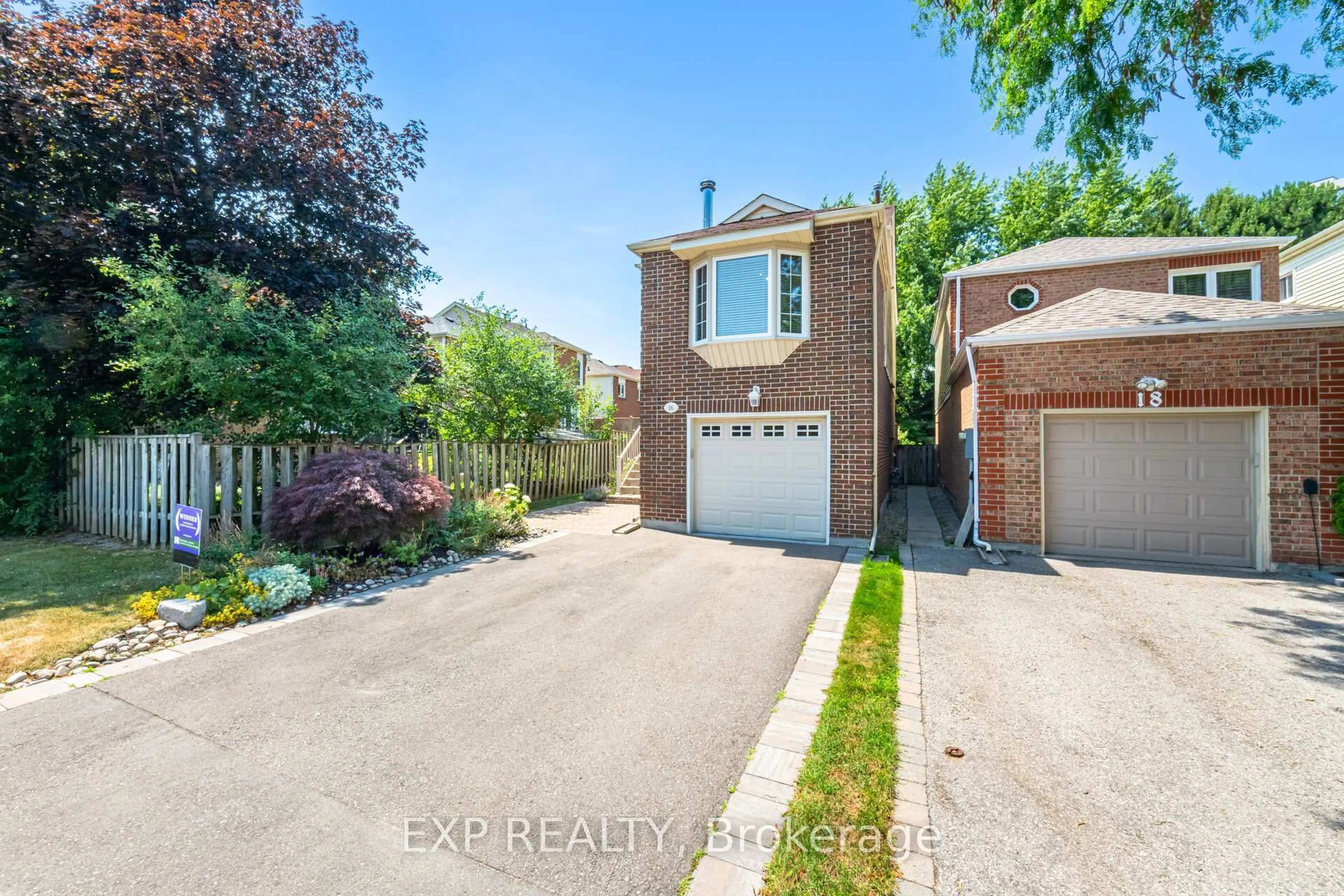 A pic from outside/outdoor area/front of a property/back of a property/a pic from drone, street for 16 Lansbury Crt, Vaughan Ontario L4J 5J9