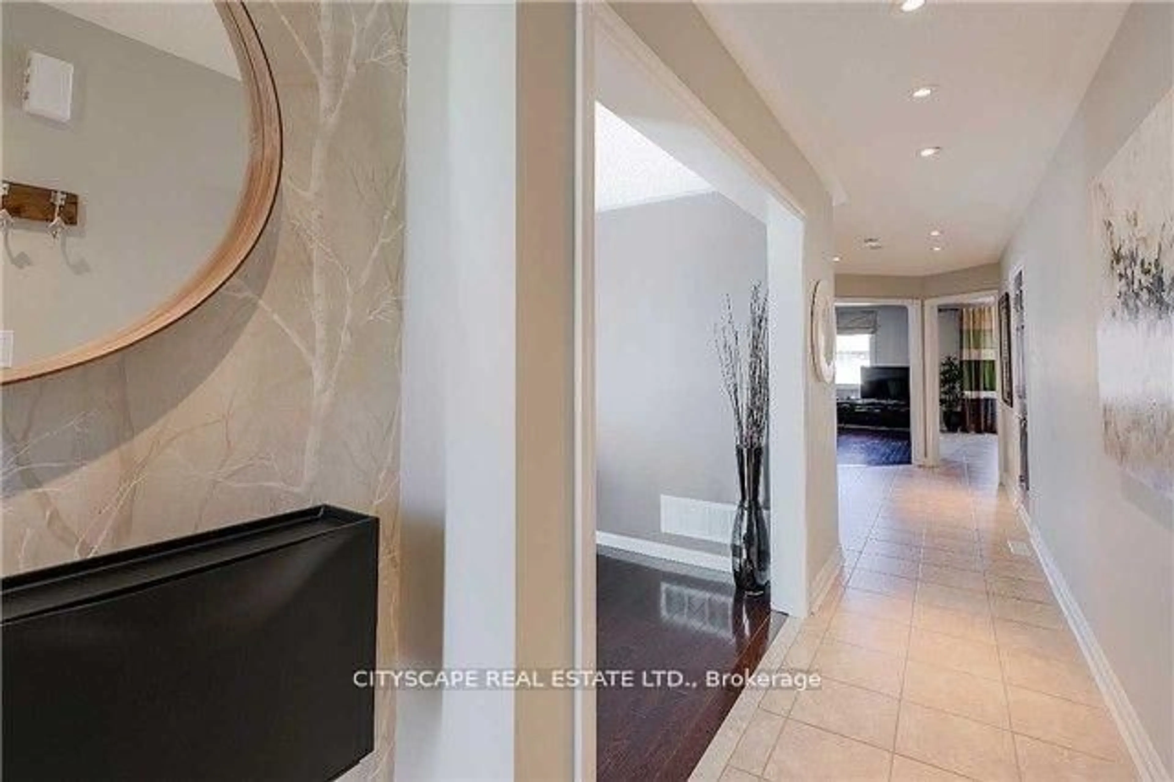 Indoor foyer for 369 Kwapis Blvd, Newmarket Ontario L3X 3H1