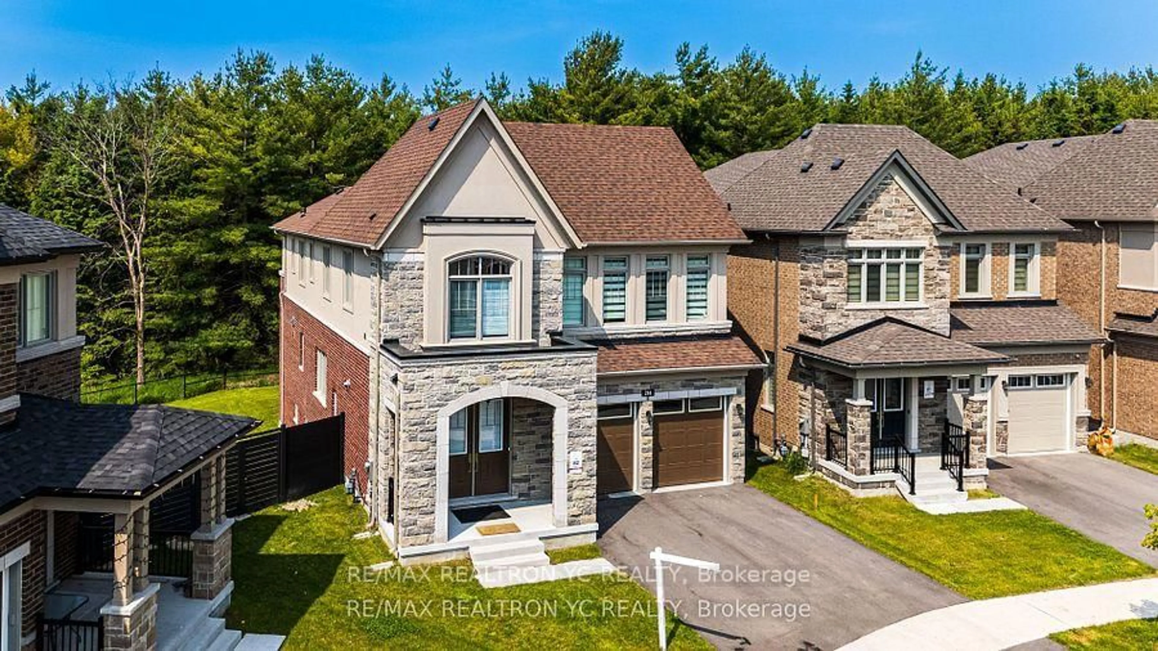 Home with brick exterior material, street for 216 Sikura Circ, Aurora Ontario L4G 3Z1