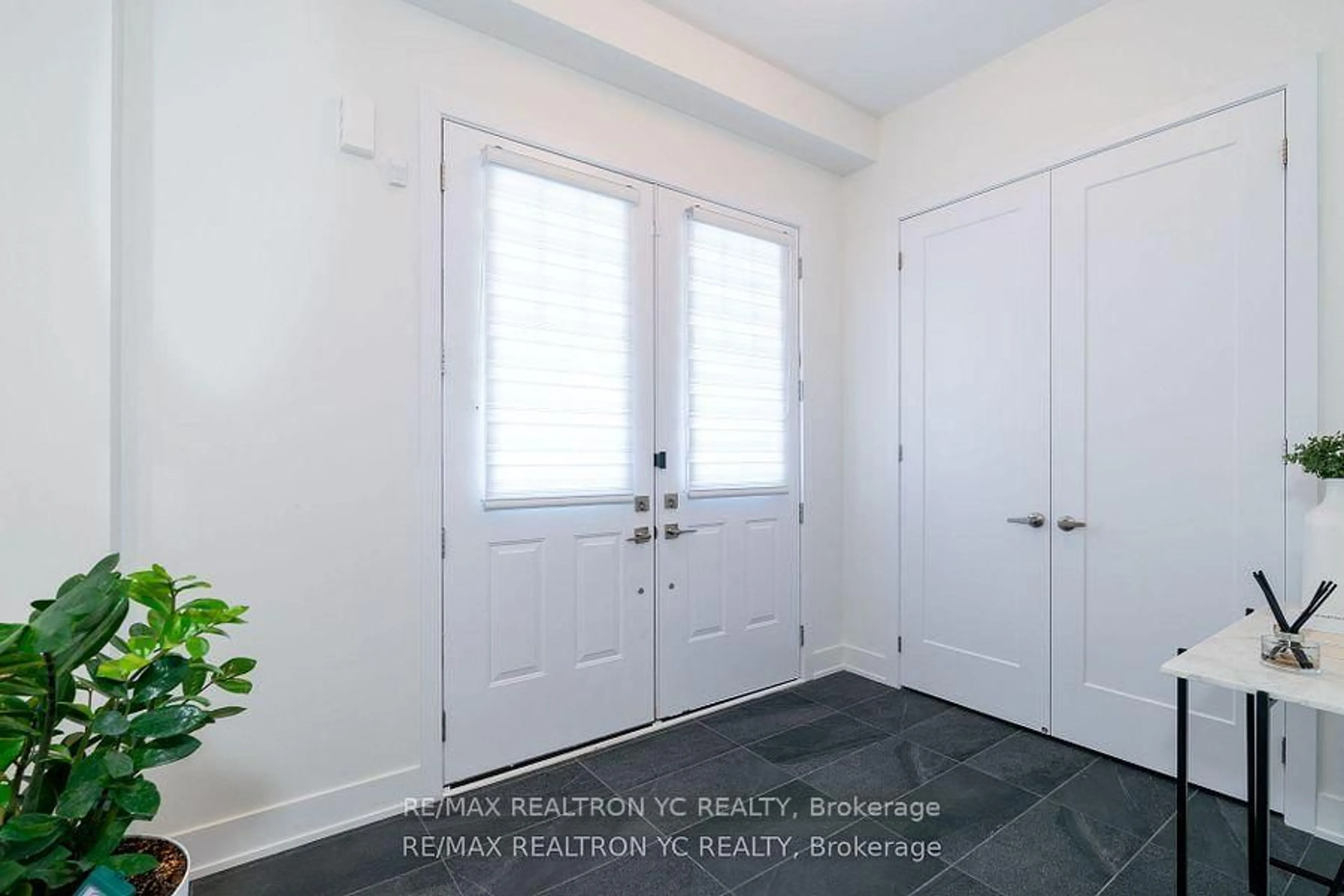 Indoor entryway for 216 Sikura Circ, Aurora Ontario L4G 3Z1
