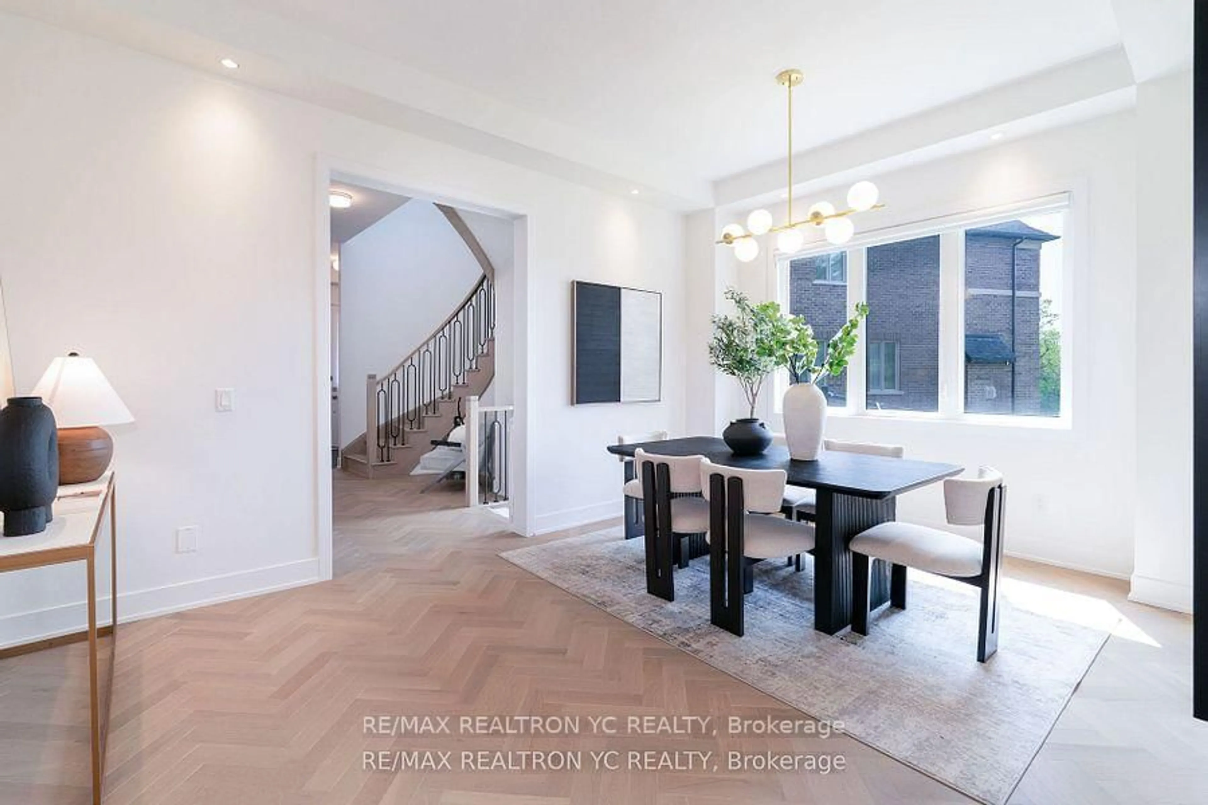 Indoor entryway for 216 Sikura Circ, Aurora Ontario L4G 3Z1