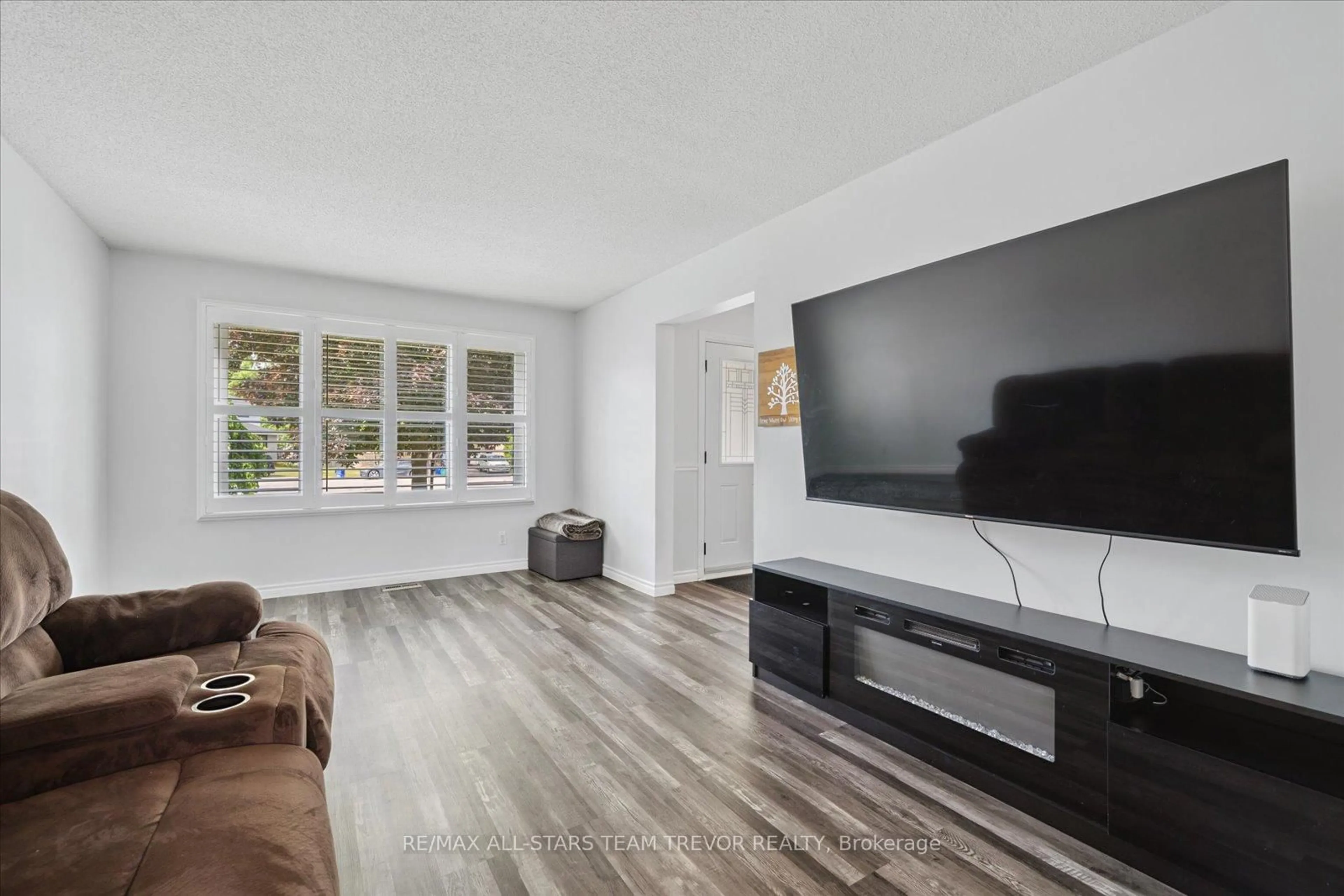 Living room with furniture, unknown for 23 Panama Crt, Georgina Ontario L4P 3L7