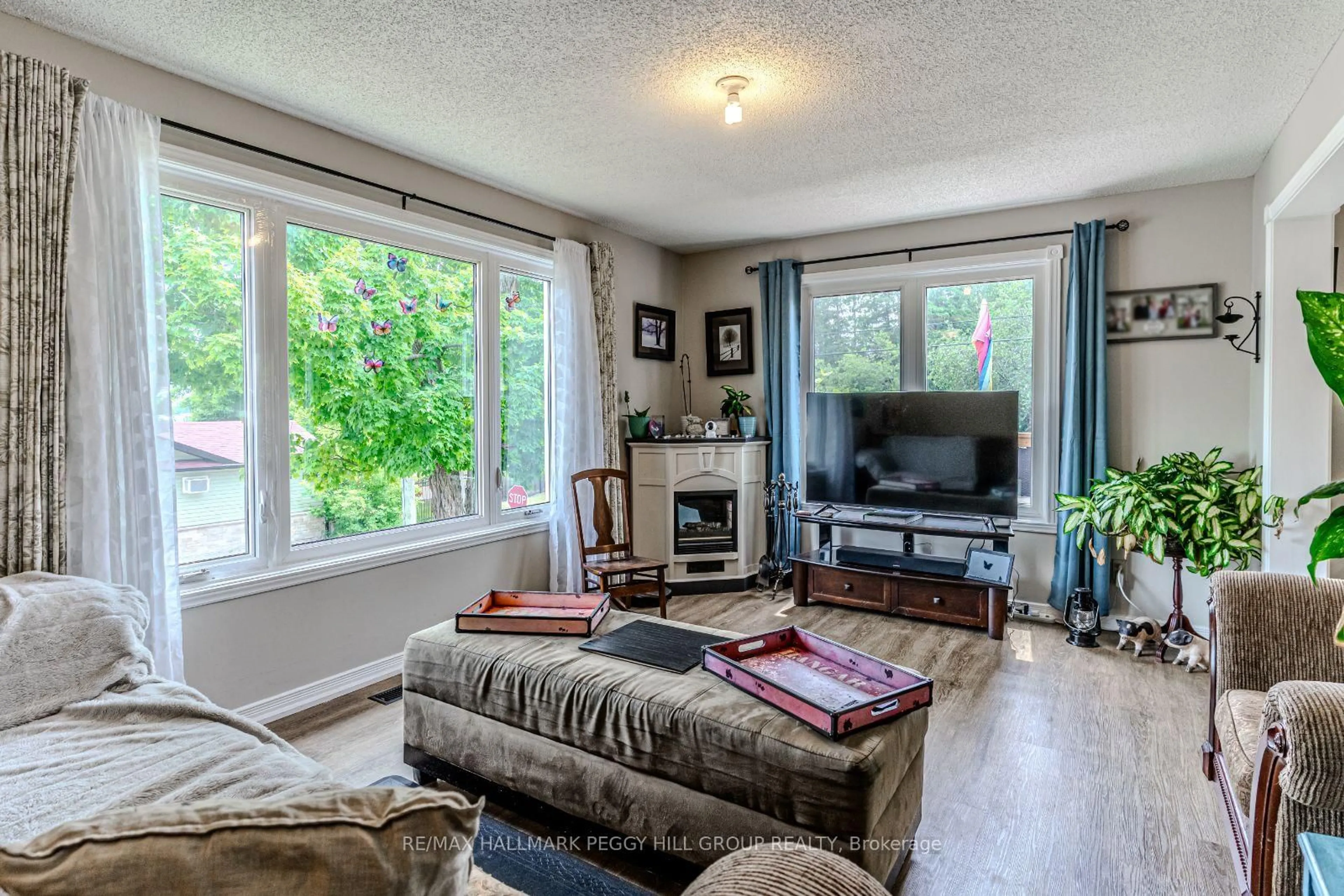 Living room with furniture, unknown for 884 Maplewood Dr, Innisfil Ontario L9S 1Y7