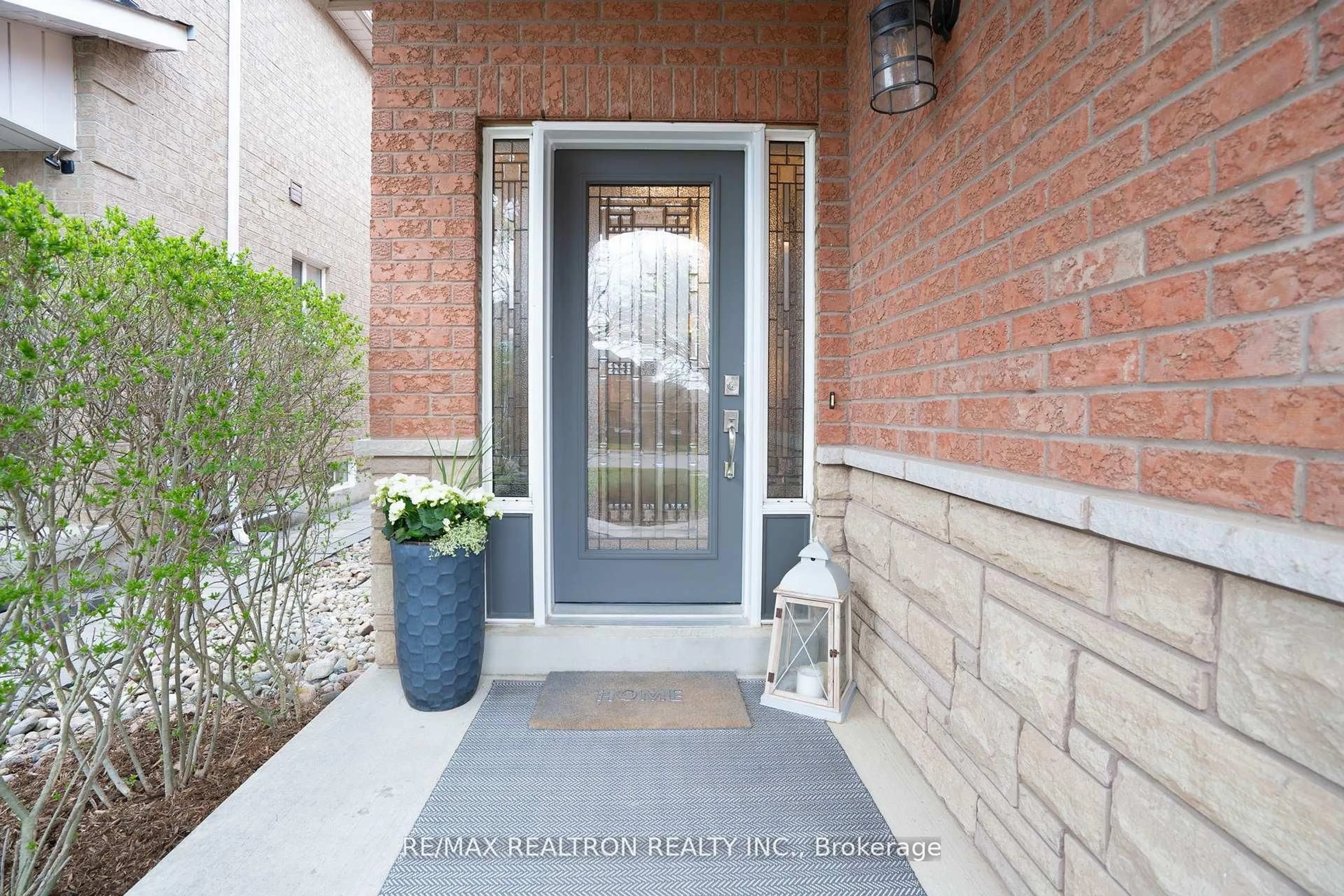 Indoor entryway for 514 Menczel Cres, Newmarket Ontario L3X 2P3
