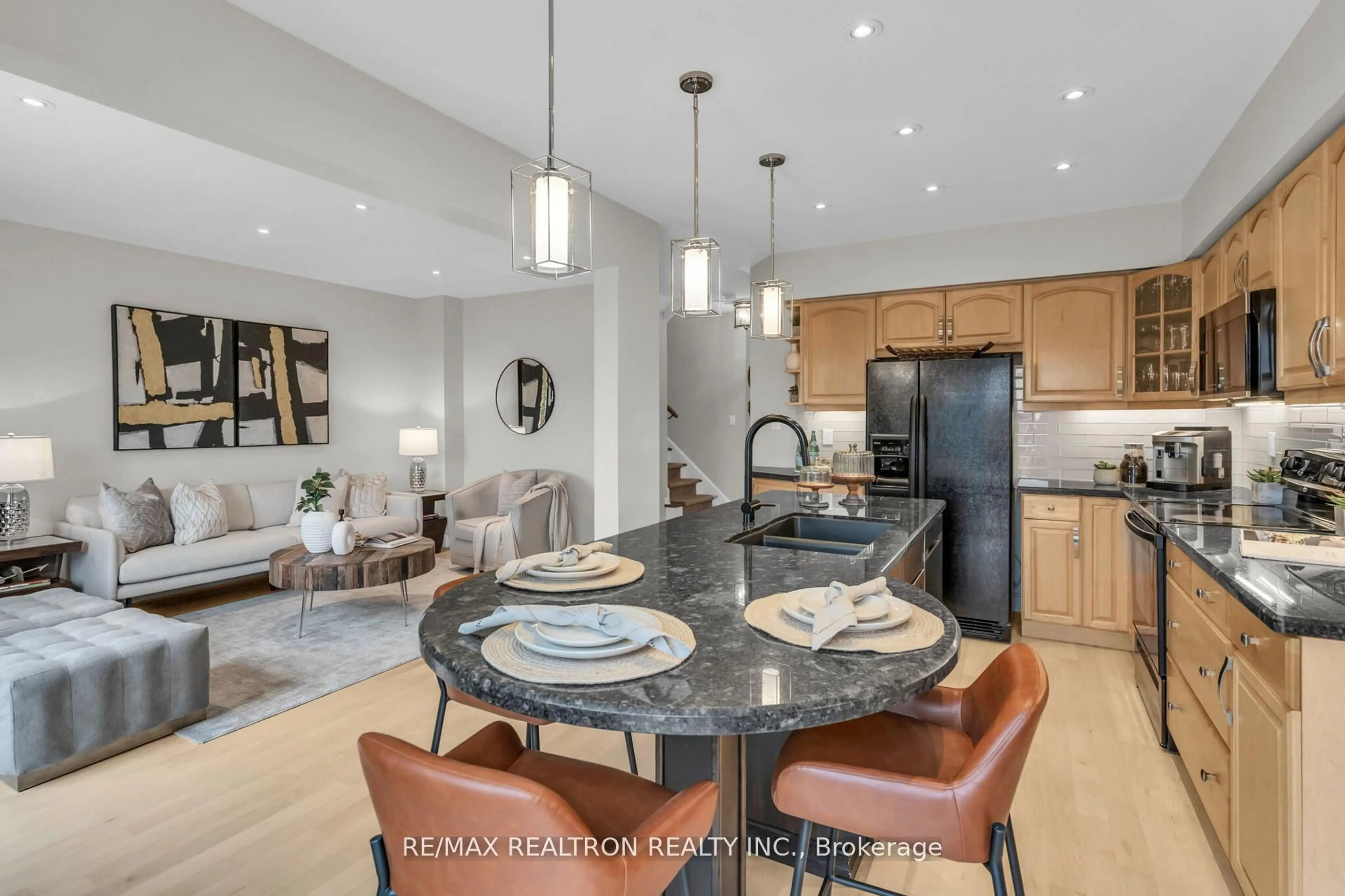 Open concept kitchen, ceramic/tile floor for 514 Menczel Cres, Newmarket Ontario L3X 2P3