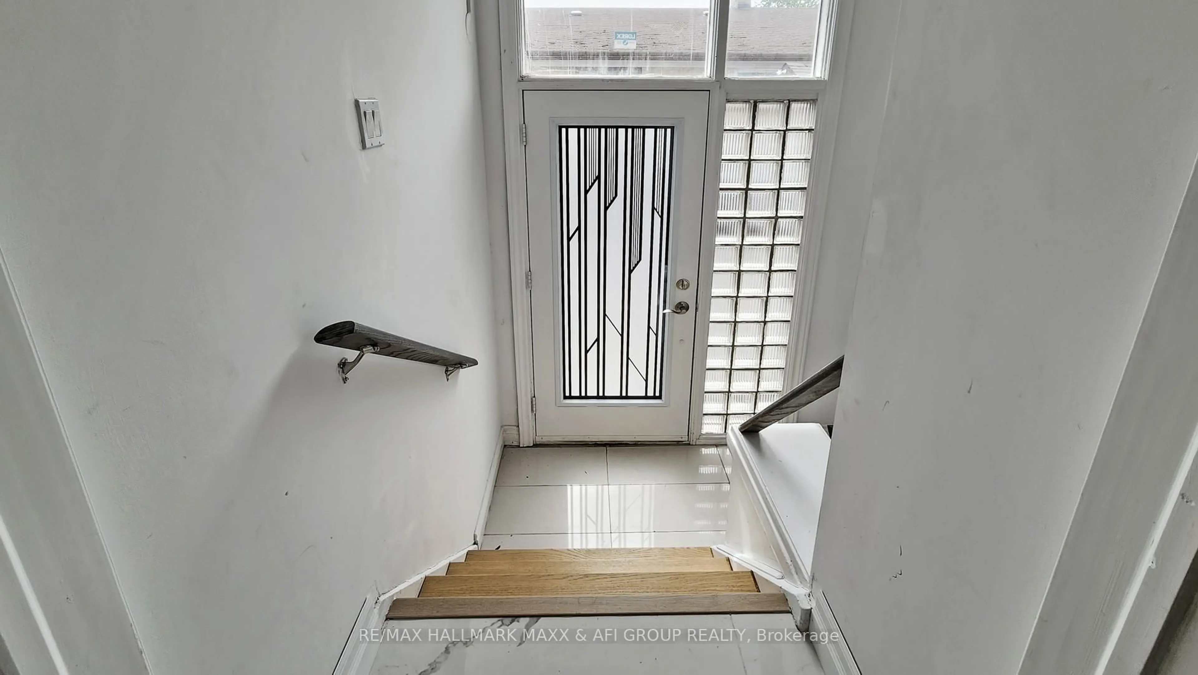 Indoor entryway for 319 Taylor Mills Dr, Richmond Hill Ontario L4C 2T8