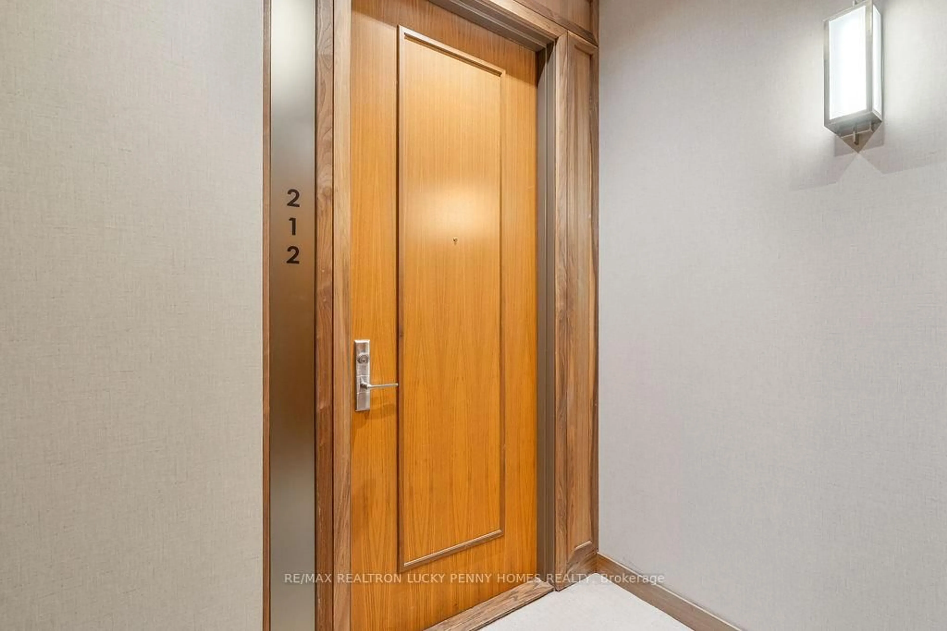 Indoor foyer for 9 Stollery Pond Cres #212, Markham Ontario L6C 0Y1