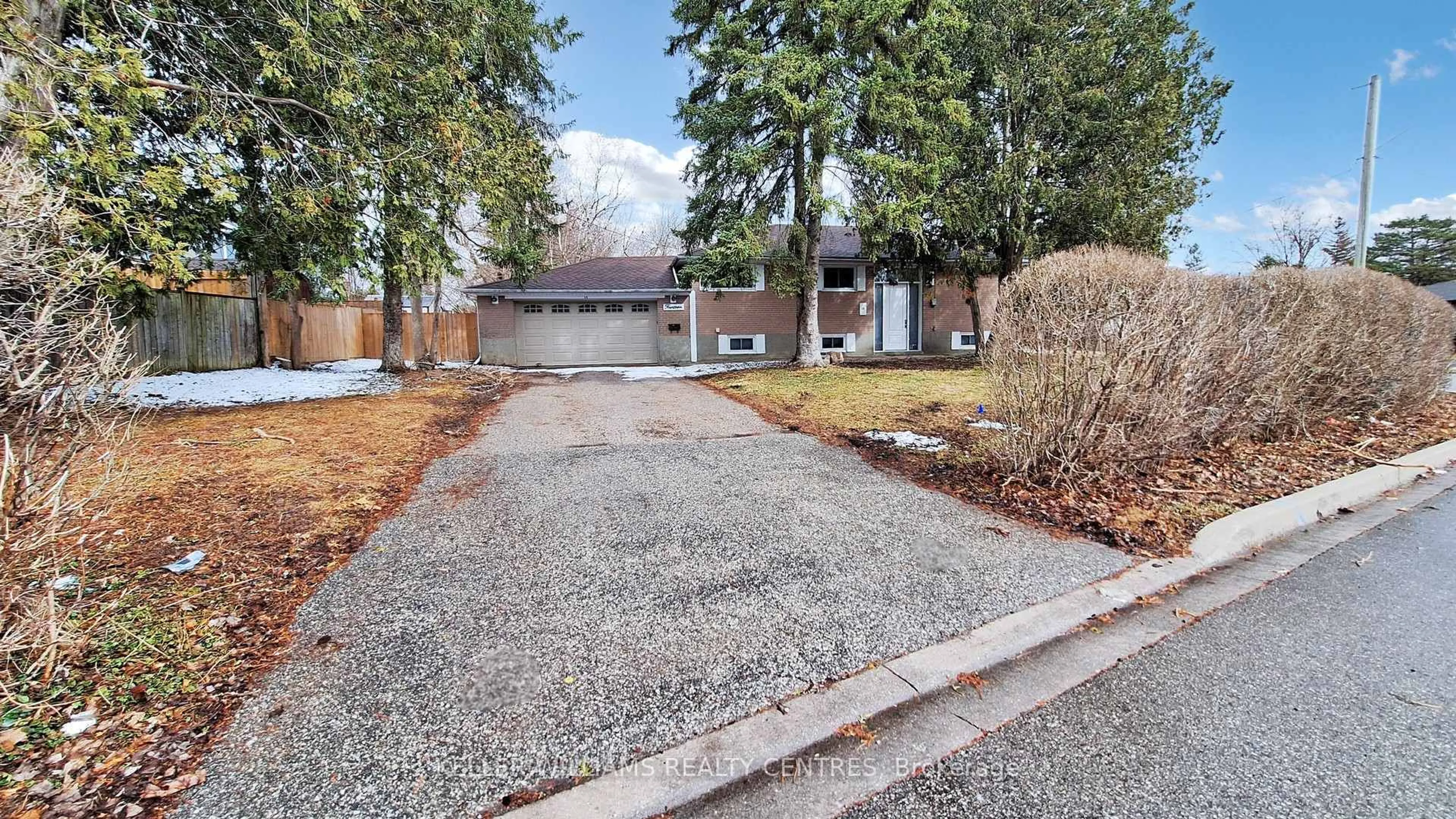 A pic from outside/outdoor area/front of a property/back of a property/a pic from drone, street for 14 Algonquin Cres, Aurora Ontario L4G 3E5