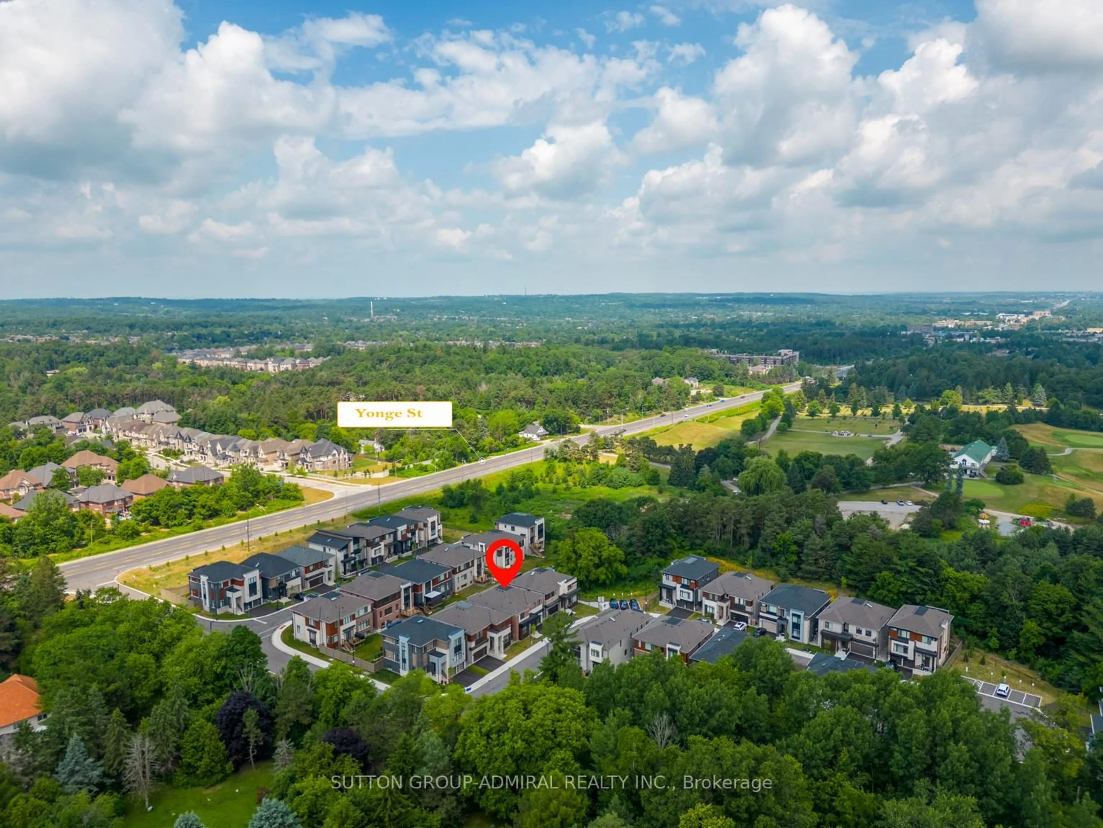 A pic from outside/outdoor area/front of a property/back of a property/a pic from drone, unknown for 36 Royal Hill Crt, Aurora Ontario L4G 3Z7