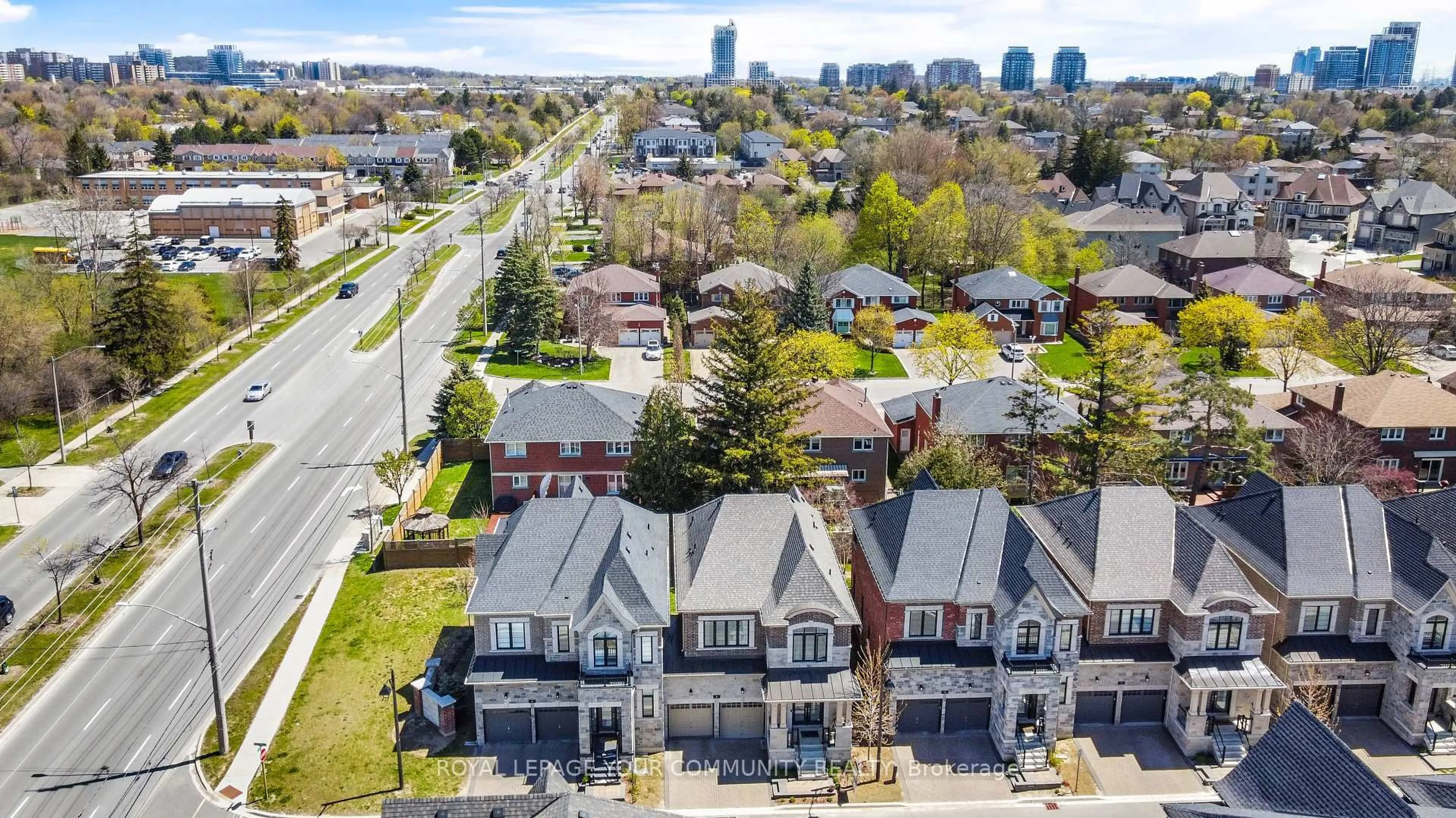 A pic from outside/outdoor area/front of a property/back of a property/a pic from drone, city buildings view from balcony for 8 Duncombe Lane, Richmond Hill Ontario L4C 1C2